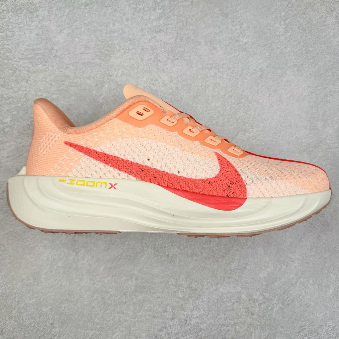 图片[11]-＃福利特价 NK Zoom Pegasus Plus 超级飞马涡轮增压马拉松慢跑鞋 在设计上延续了原版鞋款的经典风格，向 Pegasus Turbo 致敬。鞋面采用 Flyknit 材质，巧妙地在不同区域实现紧密与松散的编织结合。标志性的尼龙中部条纹与原版 Turbo 设计呼应。原有的 Flywire 被内部毡织带替代。鞋领的衬垫和鞋跟支撑则为鞋面增添了完善的细节。与以往的 Turbo 型号采用双层泡沫不同，Pegasus Plus 使用了一体式 ZoomX 中底。鞋跟厚度为 35 毫米，前掌为 25 毫米，形成 10 毫米的落差，外底覆盖了大量橡胶，而 ZoomX 外露的部分也十分显眼。尺码：36 36.5 37.5 38 38.5 39 40 40.5 41 42 42.5 43 44 44.5 45-选品中心