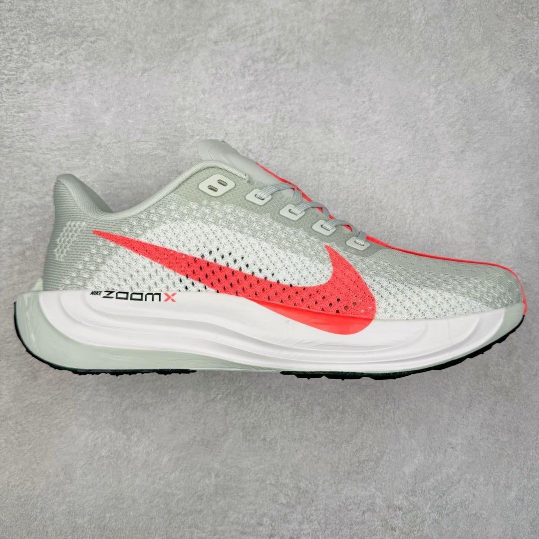 图片[3]-＃福利特价 NK Zoom Pegasus Plus 超级飞马涡轮增压马拉松慢跑鞋 在设计上延续了原版鞋款的经典风格，向 Pegasus Turbo 致敬。鞋面采用 Flyknit 材质，巧妙地在不同区域实现紧密与松散的编织结合。标志性的尼龙中部条纹与原版 Turbo 设计呼应。原有的 Flywire 被内部毡织带替代。鞋领的衬垫和鞋跟支撑则为鞋面增添了完善的细节。与以往的 Turbo 型号采用双层泡沫不同，Pegasus Plus 使用了一体式 ZoomX 中底。鞋跟厚度为 35 毫米，前掌为 25 毫米，形成 10 毫米的落差，外底覆盖了大量橡胶，而 ZoomX 外露的部分也十分显眼。尺码：36 36.5 37.5 38 38.5 39 40 40.5 41 42 42.5 43 44 44.5 45-选品中心