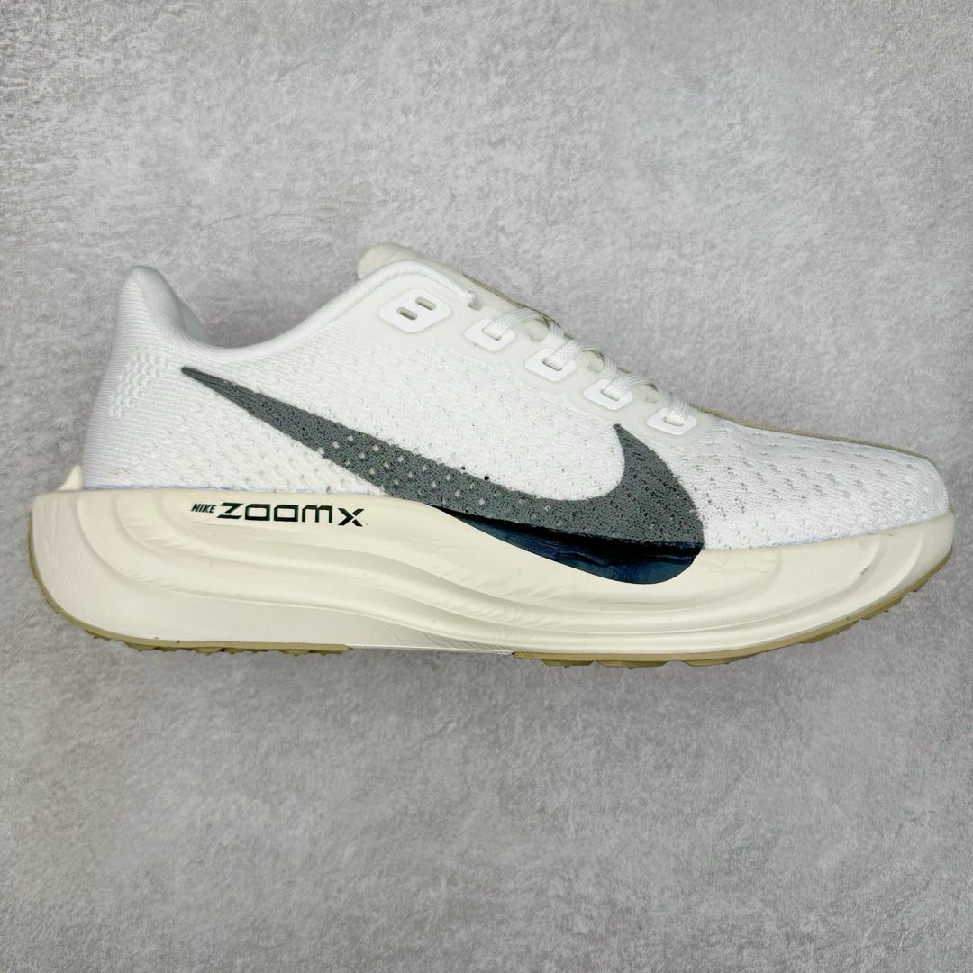 图片[2]-＃福利特价 NK Zoom Pegasus Plus 超级飞马涡轮增压马拉松慢跑鞋 在设计上延续了原版鞋款的经典风格，向 Pegasus Turbo 致敬。鞋面采用 Flyknit 材质，巧妙地在不同区域实现紧密与松散的编织结合。标志性的尼龙中部条纹与原版 Turbo 设计呼应。原有的 Flywire 被内部毡织带替代。鞋领的衬垫和鞋跟支撑则为鞋面增添了完善的细节。与以往的 Turbo 型号采用双层泡沫不同，Pegasus Plus 使用了一体式 ZoomX 中底。鞋跟厚度为 35 毫米，前掌为 25 毫米，形成 10 毫米的落差，外底覆盖了大量橡胶，而 ZoomX 外露的部分也十分显眼。尺码：36 36.5 37.5 38 38.5 39 40 40.5 41 42 42.5 43 44 44.5 45-选品中心