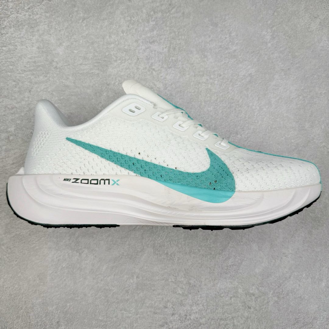 图片[10]-＃福利特价 NK Zoom Pegasus Plus 超级飞马涡轮增压马拉松慢跑鞋 在设计上延续了原版鞋款的经典风格，向 Pegasus Turbo 致敬。鞋面采用 Flyknit 材质，巧妙地在不同区域实现紧密与松散的编织结合。标志性的尼龙中部条纹与原版 Turbo 设计呼应。原有的 Flywire 被内部毡织带替代。鞋领的衬垫和鞋跟支撑则为鞋面增添了完善的细节。与以往的 Turbo 型号采用双层泡沫不同，Pegasus Plus 使用了一体式 ZoomX 中底。鞋跟厚度为 35 毫米，前掌为 25 毫米，形成 10 毫米的落差，外底覆盖了大量橡胶，而 ZoomX 外露的部分也十分显眼。尺码：36 36.5 37.5 38 38.5 39 40 40.5 41 42 42.5 43 44 44.5 45-选品中心
