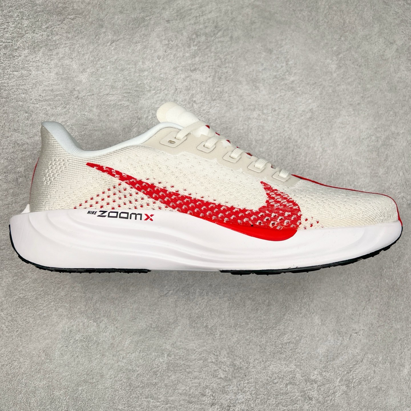 图片[12]-＃福利特价 NK Zoom Pegasus Plus 超级飞马涡轮增压马拉松慢跑鞋 在设计上延续了原版鞋款的经典风格，向 Pegasus Turbo 致敬。鞋面采用 Flyknit 材质，巧妙地在不同区域实现紧密与松散的编织结合。标志性的尼龙中部条纹与原版 Turbo 设计呼应。原有的 Flywire 被内部毡织带替代。鞋领的衬垫和鞋跟支撑则为鞋面增添了完善的细节。与以往的 Turbo 型号采用双层泡沫不同，Pegasus Plus 使用了一体式 ZoomX 中底。鞋跟厚度为 35 毫米，前掌为 25 毫米，形成 10 毫米的落差，外底覆盖了大量橡胶，而 ZoomX 外露的部分也十分显眼。尺码：36 36.5 37.5 38 38.5 39 40 40.5 41 42 42.5 43 44 44.5 45-选品中心