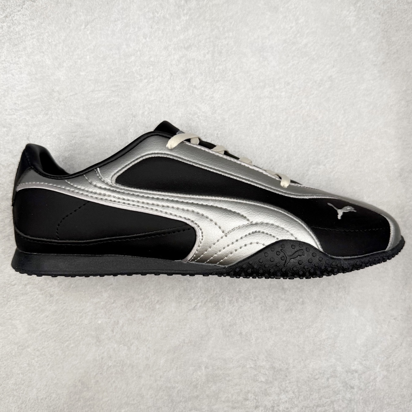 PUMA Speedca Plus 彪马极速赛车系列低帮德训风拼接复古百搭休闲运动赛车鞋 鞋款从80、90年代赛车手所穿的防火赛车鞋为原型，鞋身线条模仿了赛车的流线廓形，体现了空气动力学原理的结构。简约流畅的外观，恰好又和贯穿其中的Formstrip Logo融合恰到好处，视觉上细节丰富且协调。本次Speedcat OG鞋款归来，最大看点自然式保留了窄版鞋型以及薄底构造。这两年各品牌鞋底越做越厚，Speedcat反其道而行之，上脚几乎无鞋底的效果带来耳目一新的视觉体验。鞋面依旧是以质感细腻的麂皮材质打造，并且大面积近乎全包裹的使用，复古味道也愈发浓烈。配色上更是将最原始的黑色和红色带回，向F1赛车队的标志性队服致敬。相信让各位一眼种草的更多是出挑的大红色，上脚即可瞬间点亮整体造型，在以球鞋为核心的OOTD中脱颖而出。而另一款黑色则是低调的万金油，彰显新潮个性的同时又不喧宾夺主，也是热爱简约系穿搭朋友的首选。 尺码：36 37 37.5 38 38.5 39 40 40.5 41 42 42.5 43 44 44.5 45-选品中心