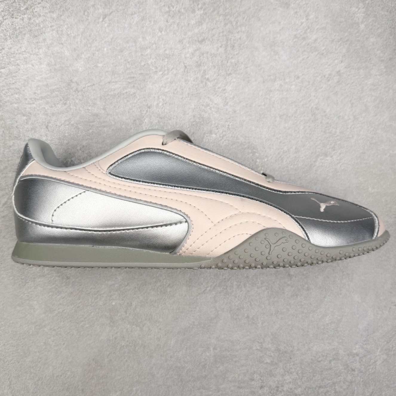 PUMA Speedca Plus 彪马极速赛车系列低帮德训风拼接复古百搭休闲运动赛车鞋 鞋款从80、90年代赛车手所穿的防火赛车鞋为原型，鞋身线条模仿了赛车的流线廓形，体现了空气动力学原理的结构。简约流畅的外观，恰好又和贯穿其中的Formstrip Logo融合恰到好处，视觉上细节丰富且协调。本次Speedcat OG鞋款归来，最大看点自然式保留了窄版鞋型以及薄底构造。这两年各品牌鞋底越做越厚，Speedcat反其道而行之，上脚几乎无鞋底的效果带来耳目一新的视觉体验。鞋面依旧是以质感细腻的麂皮材质打造，并且大面积近乎全包裹的使用，复古味道也愈发浓烈。配色上更是将最原始的黑色和红色带回，向F1赛车队的标志性队服致敬。相信让各位一眼种草的更多是出挑的大红色，上脚即可瞬间点亮整体造型，在以球鞋为核心的OOTD中脱颖而出。而另一款黑色则是低调的万金油，彰显新潮个性的同时又不喧宾夺主，也是热爱简约系穿搭朋友的首选。 尺码：36 37 37.5 38 38.5 39 40 40.5 41 42 42.5 43 44 44.5 45-选品中心