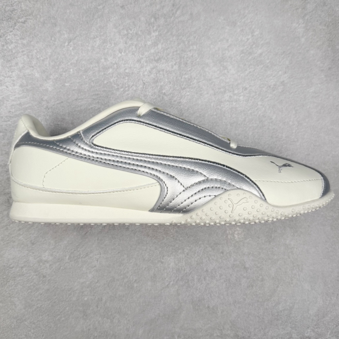 PUMA Speedca Plus 彪马极速赛车系列低帮德训风拼接复古百搭休闲运动赛车鞋 鞋款从80、90年代赛车手所穿的防火赛车鞋为原型，鞋身线条模仿了赛车的流线廓形，体现了空气动力学原理的结构。简约流畅的外观，恰好又和贯穿其中的Formstrip Logo融合恰到好处，视觉上细节丰富且协调。本次Speedcat OG鞋款归来，最大看点自然式保留了窄版鞋型以及薄底构造。这两年各品牌鞋底越做越厚，Speedcat反其道而行之，上脚几乎无鞋底的效果带来耳目一新的视觉体验。鞋面依旧是以质感细腻的麂皮材质打造，并且大面积近乎全包裹的使用，复古味道也愈发浓烈。配色上更是将最原始的黑色和红色带回，向F1赛车队的标志性队服致敬。相信让各位一眼种草的更多是出挑的大红色，上脚即可瞬间点亮整体造型，在以球鞋为核心的OOTD中脱颖而出。而另一款黑色则是低调的万金油，彰显新潮个性的同时又不喧宾夺主，也是热爱简约系穿搭朋友的首选。 尺码：36 37 37.5 38 38.5 39 40 40.5 41 42 42.5 43 44 44.5 45-选品中心
