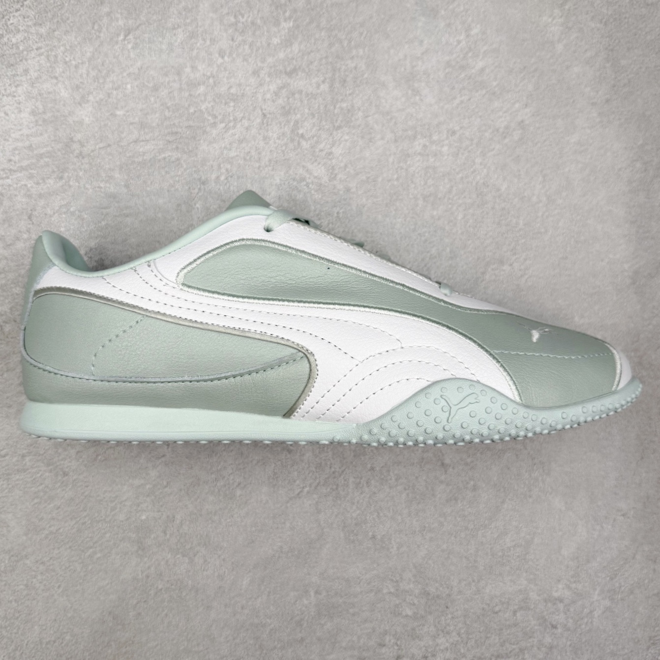 PUMA Speedca Plus 彪马极速赛车系列低帮德训风拼接复古百搭休闲运动赛车鞋 鞋款从80、90年代赛车手所穿的防火赛车鞋为原型，鞋身线条模仿了赛车的流线廓形，体现了空气动力学原理的结构。简约流畅的外观，恰好又和贯穿其中的Formstrip Logo融合恰到好处，视觉上细节丰富且协调。本次Speedcat OG鞋款归来，最大看点自然式保留了窄版鞋型以及薄底构造。这两年各品牌鞋底越做越厚，Speedcat反其道而行之，上脚几乎无鞋底的效果带来耳目一新的视觉体验。鞋面依旧是以质感细腻的麂皮材质打造，并且大面积近乎全包裹的使用，复古味道也愈发浓烈。配色上更是将最原始的黑色和红色带回，向F1赛车队的标志性队服致敬。相信让各位一眼种草的更多是出挑的大红色，上脚即可瞬间点亮整体造型，在以球鞋为核心的OOTD中脱颖而出。而另一款黑色则是低调的万金油，彰显新潮个性的同时又不喧宾夺主，也是热爱简约系穿搭朋友的首选。 尺码：36 37 37.5 38 38.5 39 40 40.5 41 42 42.5 43 44 44.5 45-选品中心