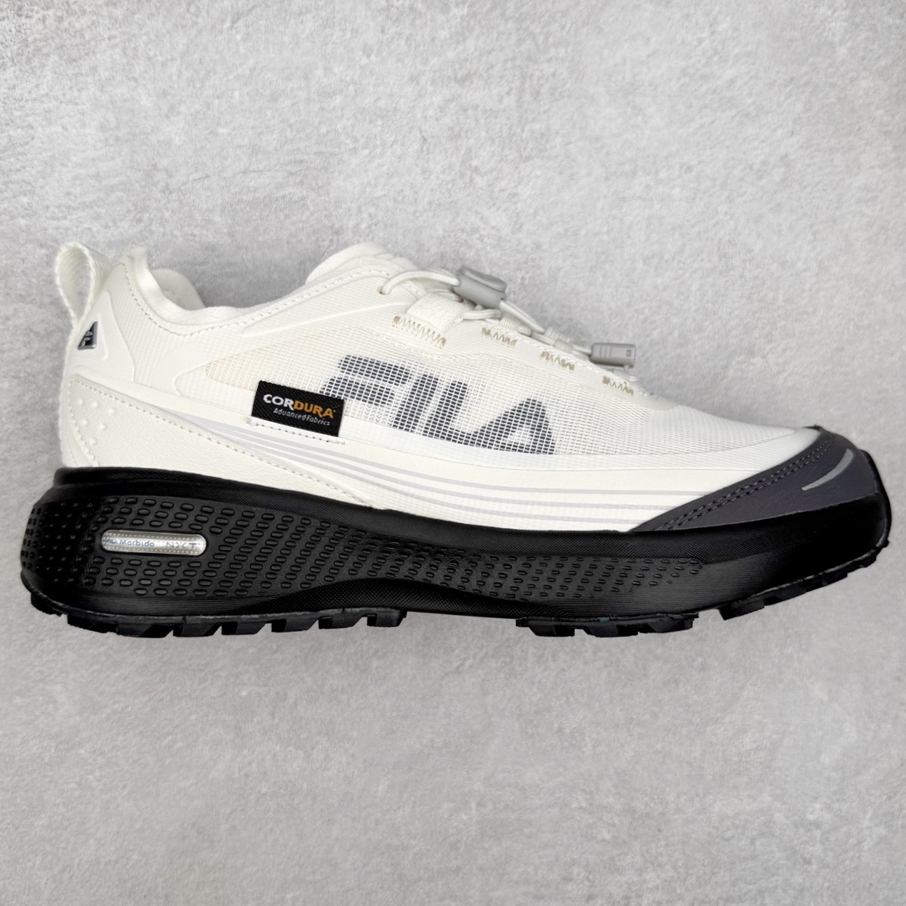 FILA斐乐 NUVOLE 3 ATR 柔云3 舒适休闲运动简约减震耐磨透气低帮户外功能鞋 FUSION 系列传承了 FILA 的百年基因，融入年轻运动及潮流文化，成为引领变革、创新突破的一代。以“1+N” 的跨界合作模式重现经典的同时创造经典。带来最出其不意的跨界合作惊喜。同时，FILAFUSION把FILA 的 DNA 融入到定制体验里，你可以随心制造厲于你的产品。FILA FUSION 的鞋家族涵盖了老爹鞋、跑步鞋、网球鞋、季节款。风格复古新潮，满足了时尚人士出行及各类运动的搭配需求，成为当下年轻人筷拥的鞋类品牌之一。FILA FUSION 走进年轻人的世界，通过年轻人运动，街舞，滑板，篮球，展现 FILA FUSION 的潮流态度和年轻文化。FILA FUSION 认为末来属于引领变革、创新突破的年轻一代，让我们一起构成 FILA 未来的蓝图吧！尺码：35.5 36 36.5 37.5 38 38.5 39 40 40.5 41 42 42.5 43 44 44.5 45-选品中心