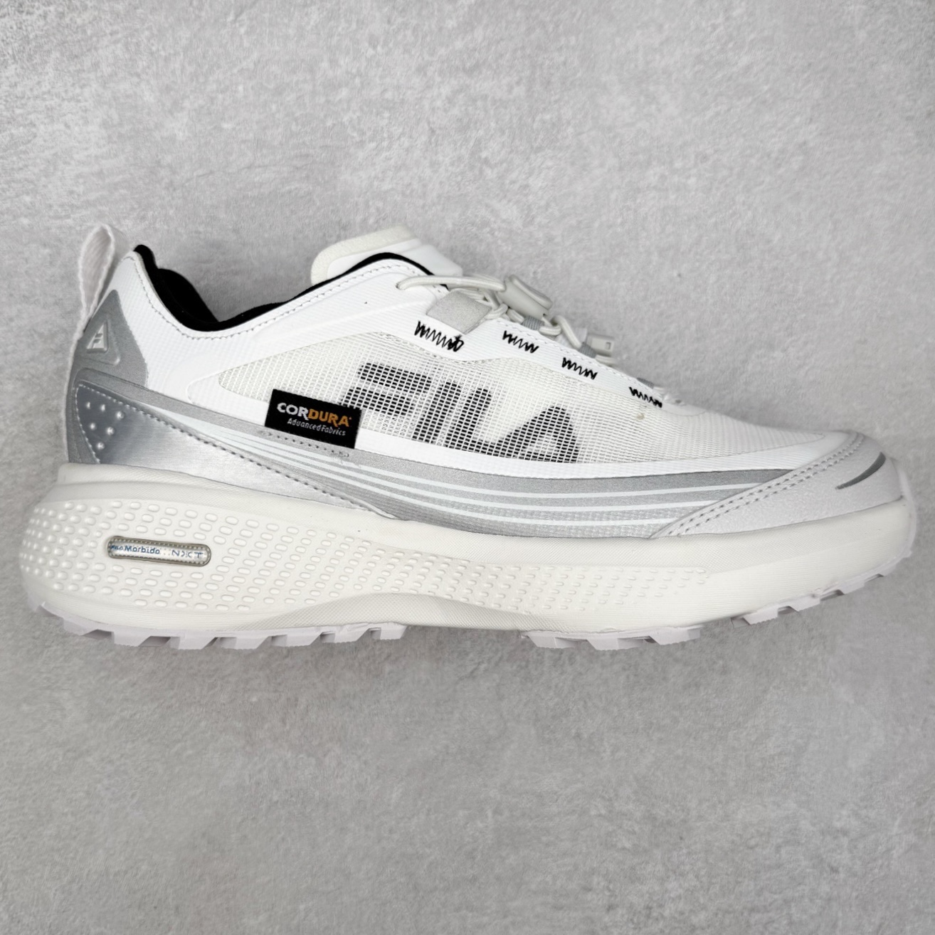 FILA斐乐 NUVOLE 3 ATR 柔云3 舒适休闲运动简约减震耐磨透气低帮户外功能鞋 FUSION 系列传承了 FILA 的百年基因，融入年轻运动及潮流文化，成为引领变革、创新突破的一代。以“1+N” 的跨界合作模式重现经典的同时创造经典。带来最出其不意的跨界合作惊喜。同时，FILAFUSION把FILA 的 DNA 融入到定制体验里，你可以随心制造厲于你的产品。FILA FUSION 的鞋家族涵盖了老爹鞋、跑步鞋、网球鞋、季节款。风格复古新潮，满足了时尚人士出行及各类运动的搭配需求，成为当下年轻人筷拥的鞋类品牌之一。FILA FUSION 走进年轻人的世界，通过年轻人运动，街舞，滑板，篮球，展现 FILA FUSION 的潮流态度和年轻文化。FILA FUSION 认为末来属于引领变革、创新突破的年轻一代，让我们一起构成 FILA 未来的蓝图吧！尺码：35.5 36 36.5 37.5 38 38.5 39 40 40.5 41 42 42.5 43 44 44.5 45-选品中心