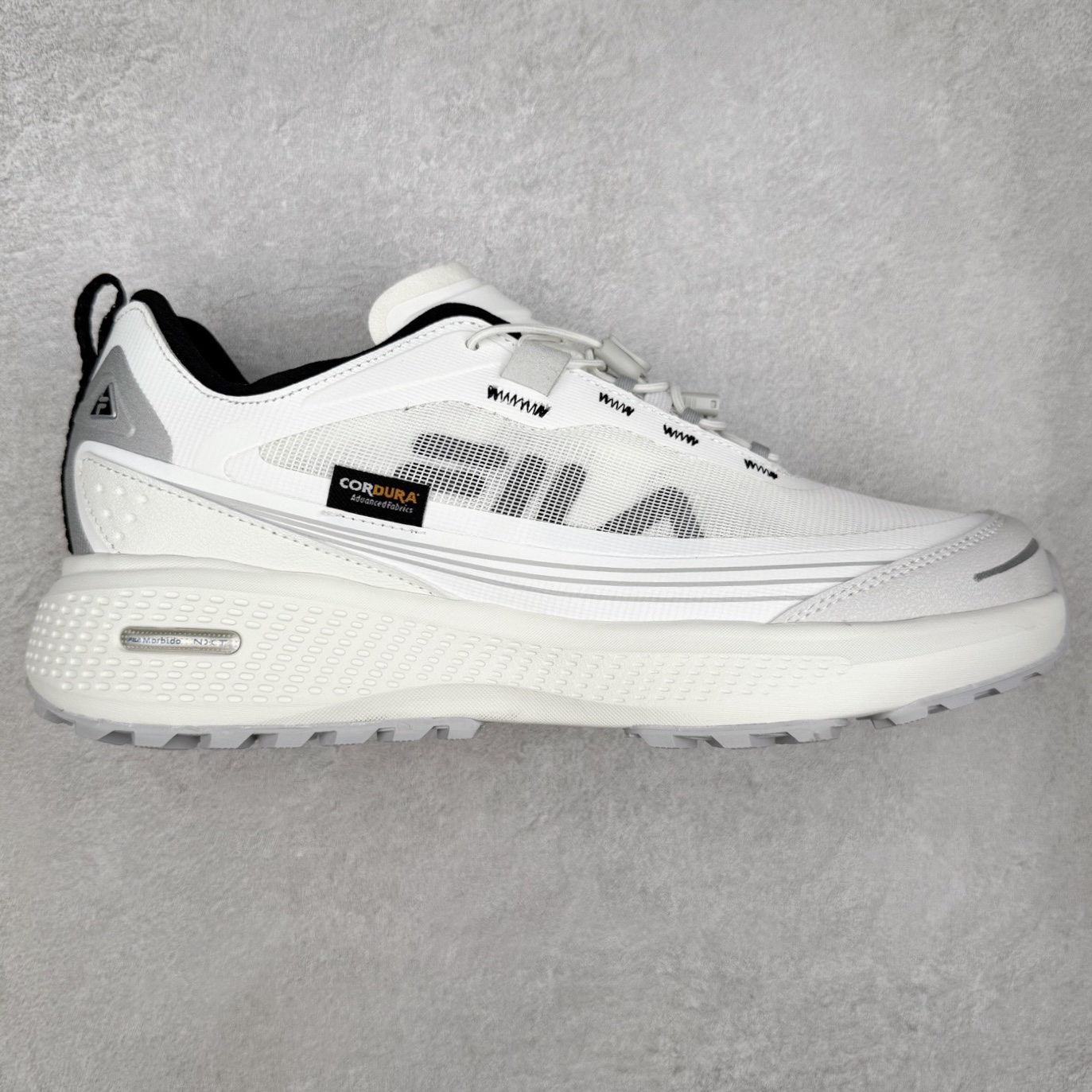 FILA斐乐 NUVOLE 3 ATR 柔云3 舒适休闲运动简约减震耐磨透气低帮户外功能鞋 FUSION 系列传承了 FILA 的百年基因，融入年轻运动及潮流文化，成为引领变革、创新突破的一代。以“1+N” 的跨界合作模式重现经典的同时创造经典。带来最出其不意的跨界合作惊喜。同时，FILAFUSION把FILA 的 DNA 融入到定制体验里，你可以随心制造厲于你的产品。FILA FUSION 的鞋家族涵盖了老爹鞋、跑步鞋、网球鞋、季节款。风格复古新潮，满足了时尚人士出行及各类运动的搭配需求，成为当下年轻人筷拥的鞋类品牌之一。FILA FUSION 走进年轻人的世界，通过年轻人运动，街舞，滑板，篮球，展现 FILA FUSION 的潮流态度和年轻文化。FILA FUSION 认为末来属于引领变革、创新突破的年轻一代，让我们一起构成 FILA 未来的蓝图吧！尺码：35.5 36 36.5 37.5 38 38.5 39 40 40.5 41 42 42.5 43 44 44.5 45-选品中心