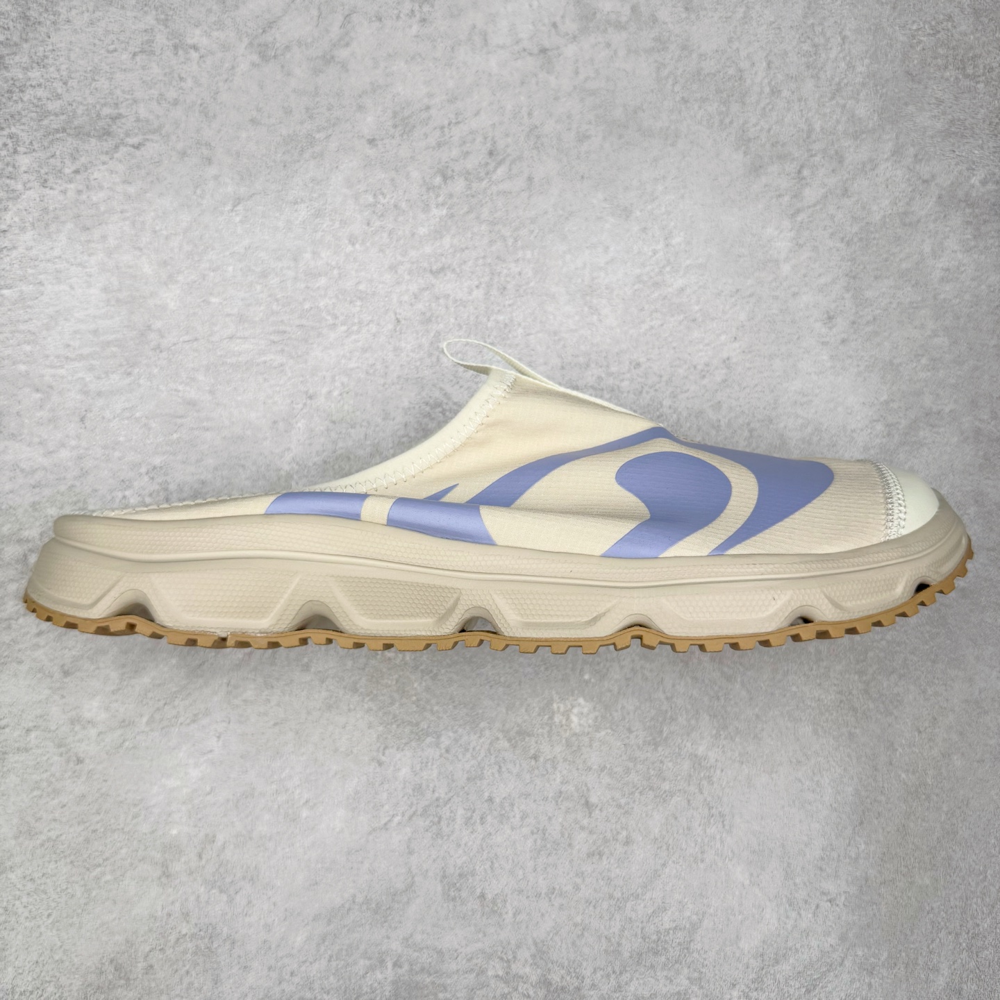 ＃HP SALOMON萨洛蒙 RX Slide 3.0 CANVAS 舒适柔软 防滑包头拖鞋 男女同款 SALOMON诞生于1947年的法国阿尔卑斯山区，全球知名的户外运动品牌。一直致力于推动滑雪、越野跑等山地运动的发展及产品的进步。其产品设计致力于追求创新和发掘产品的性能极限，帮助喜欢自由的人在山地间不断挑战自我。实拍调校N版已经零色差零失真 百分百还原实物色彩所见即所得 不存在货不对板色差等低级问题 选购参考实物拍摄 不混卖不参货 只用心做好货严格选品 承诺混一赔十 尺码：36 36.5 37.5 38 38.5 39 40 40.5 41 42 42.5 43 44 44.5 45-选品中心