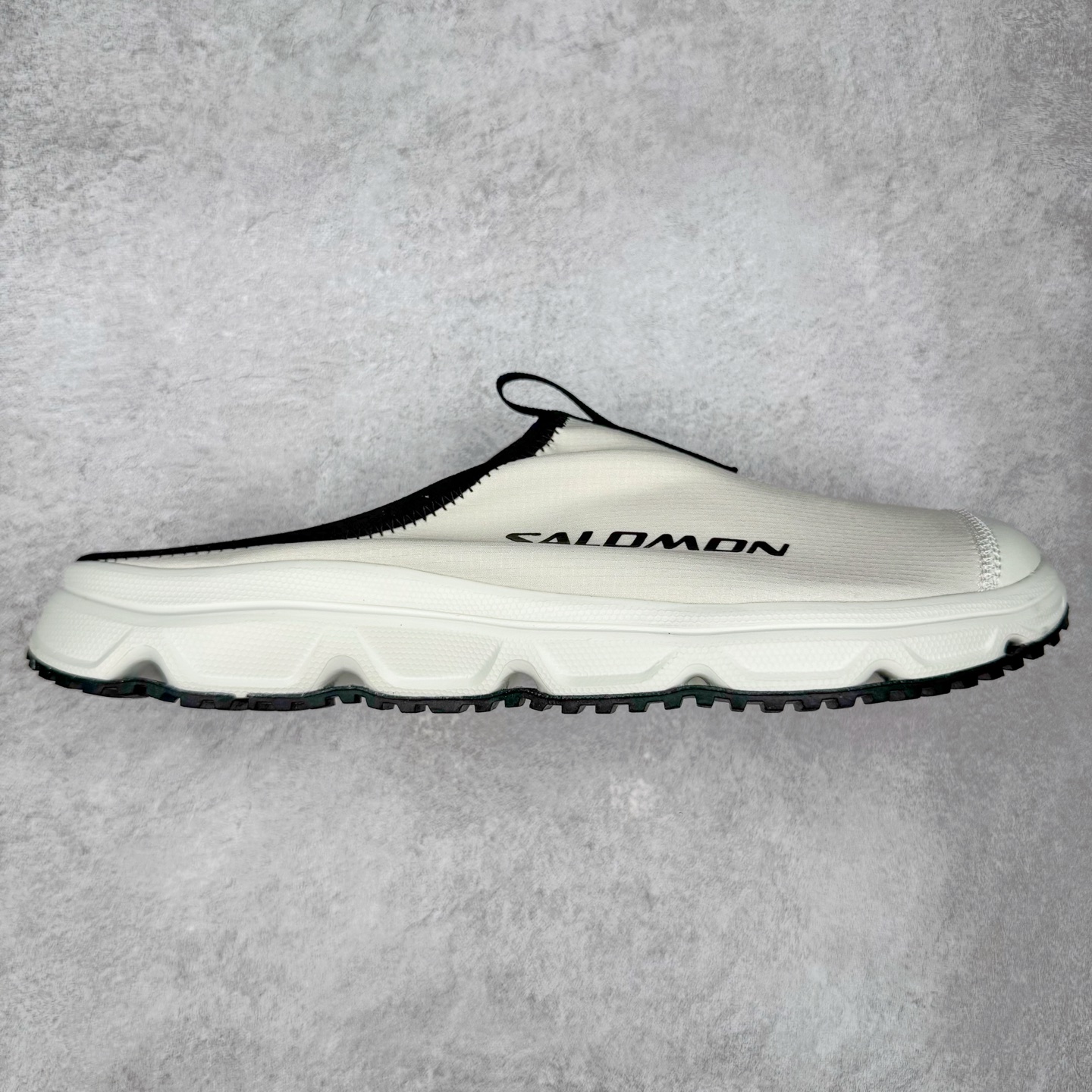 ＃HP SALOMON萨洛蒙 RX Slide 3.0 CANVAS 舒适柔软 防滑包头拖鞋 男女同款 SALOMON诞生于1947年的法国阿尔卑斯山区，全球知名的户外运动品牌。一直致力于推动滑雪、越野跑等山地运动的发展及产品的进步。其产品设计致力于追求创新和发掘产品的性能极限，帮助喜欢自由的人在山地间不断挑战自我。实拍调校N版已经零色差零失真 百分百还原实物色彩所见即所得 不存在货不对板色差等低级问题 选购参考实物拍摄 不混卖不参货 只用心做好货严格选品 承诺混一赔十 尺码：36 36.5 37.5 38 38.5 39 40 40.5 41 42 42.5 43 44 44.5 45-选品中心