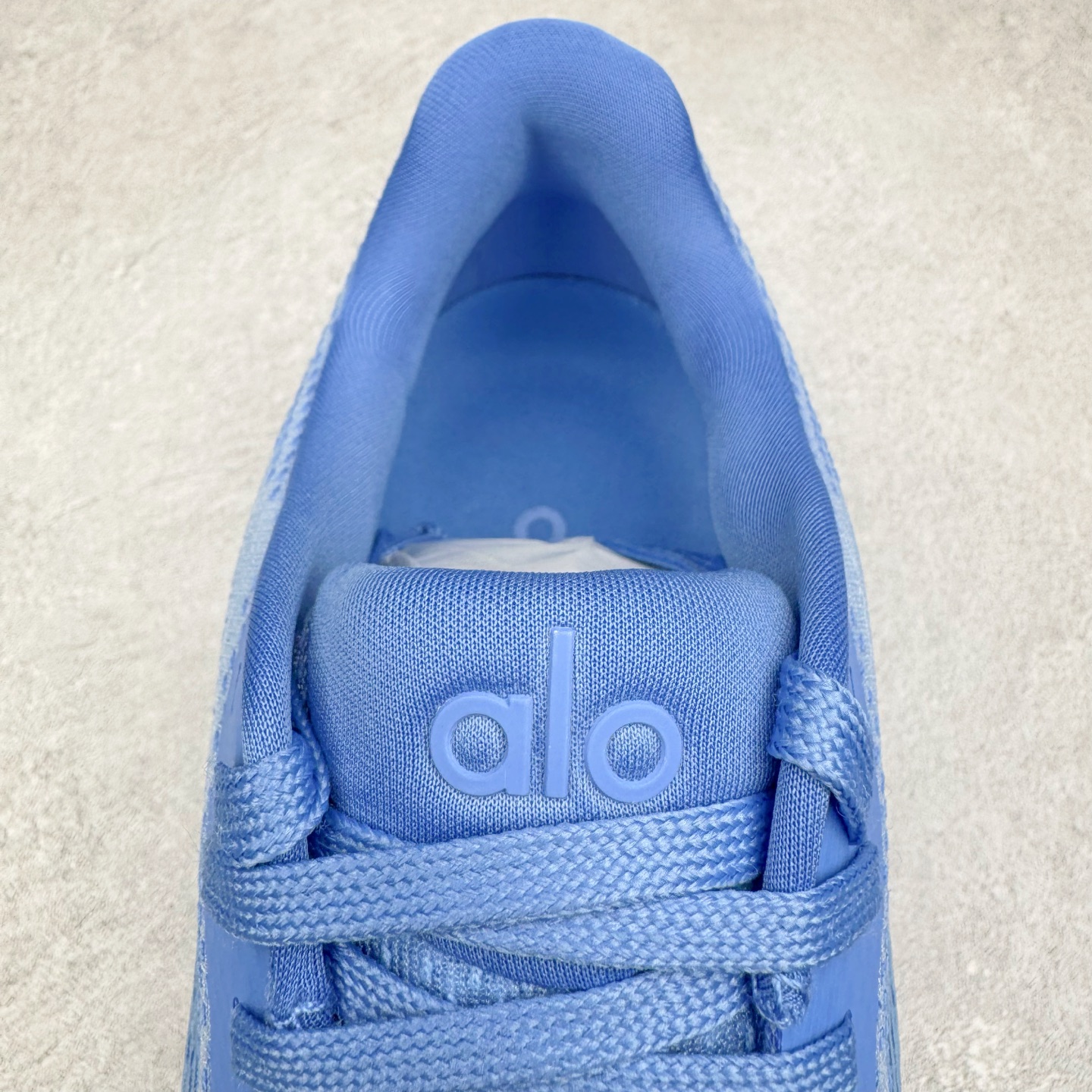 图片[14]-＃Lw纯原 Alo yoga Alo Runner 舒适百搭防滑耐磨低帮跑步鞋 Alo Yoga于2007年创立于洛杉矶，意在传播有意识的运动，同时激发人们的健康意识与创造力。品牌的核心理念在于制作能够带来完美体验的瑜伽服饰与功能性单品，让有意识的运动触入并改变生活。Alo Yoga将其设计延伸到日常服饰概念，坚持不懈地捕捉当代时尚潮流，将品牌的运动美学理念、精致前卫的设计与舒适功能面料完美结合。与此同时，Alo Yoga的设计受到了时尚界人士与名人们的追捧，Talor Swift、Kendall Jenner等街拍照片中都曾出现品牌不同单品的身影。尺码：36 36.5 37.5 38 38.5 39 40 40.5 41 42 42.5 43 44 44.5 45-选品中心