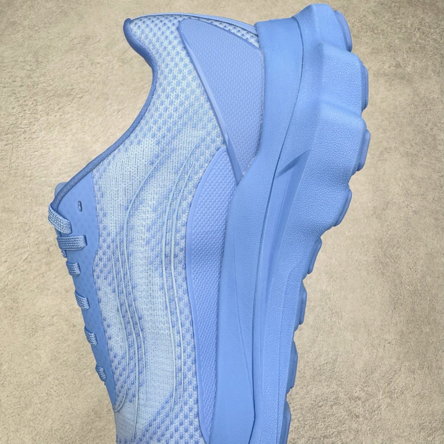 图片[7]-＃Lw纯原 Alo yoga Alo Runner 舒适百搭防滑耐磨低帮跑步鞋 Alo Yoga于2007年创立于洛杉矶，意在传播有意识的运动，同时激发人们的健康意识与创造力。品牌的核心理念在于制作能够带来完美体验的瑜伽服饰与功能性单品，让有意识的运动触入并改变生活。Alo Yoga将其设计延伸到日常服饰概念，坚持不懈地捕捉当代时尚潮流，将品牌的运动美学理念、精致前卫的设计与舒适功能面料完美结合。与此同时，Alo Yoga的设计受到了时尚界人士与名人们的追捧，Talor Swift、Kendall Jenner等街拍照片中都曾出现品牌不同单品的身影。尺码：36 36.5 37.5 38 38.5 39 40 40.5 41 42 42.5 43 44 44.5 45-选品中心