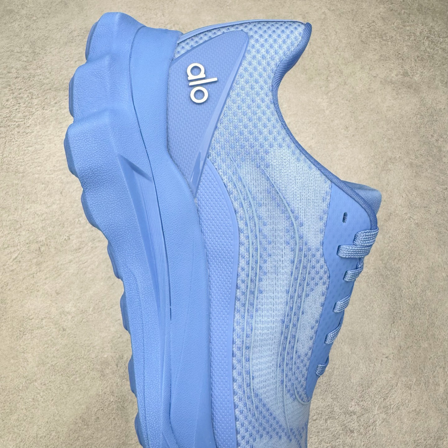 图片[6]-＃Lw纯原 Alo yoga Alo Runner 舒适百搭防滑耐磨低帮跑步鞋 Alo Yoga于2007年创立于洛杉矶，意在传播有意识的运动，同时激发人们的健康意识与创造力。品牌的核心理念在于制作能够带来完美体验的瑜伽服饰与功能性单品，让有意识的运动触入并改变生活。Alo Yoga将其设计延伸到日常服饰概念，坚持不懈地捕捉当代时尚潮流，将品牌的运动美学理念、精致前卫的设计与舒适功能面料完美结合。与此同时，Alo Yoga的设计受到了时尚界人士与名人们的追捧，Talor Swift、Kendall Jenner等街拍照片中都曾出现品牌不同单品的身影。尺码：36 36.5 37.5 38 38.5 39 40 40.5 41 42 42.5 43 44 44.5 45-选品中心