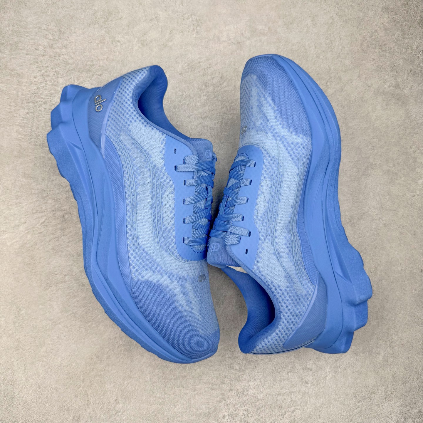 图片[3]-＃Lw纯原 Alo yoga Alo Runner 舒适百搭防滑耐磨低帮跑步鞋 Alo Yoga于2007年创立于洛杉矶，意在传播有意识的运动，同时激发人们的健康意识与创造力。品牌的核心理念在于制作能够带来完美体验的瑜伽服饰与功能性单品，让有意识的运动触入并改变生活。Alo Yoga将其设计延伸到日常服饰概念，坚持不懈地捕捉当代时尚潮流，将品牌的运动美学理念、精致前卫的设计与舒适功能面料完美结合。与此同时，Alo Yoga的设计受到了时尚界人士与名人们的追捧，Talor Swift、Kendall Jenner等街拍照片中都曾出现品牌不同单品的身影。尺码：36 36.5 37.5 38 38.5 39 40 40.5 41 42 42.5 43 44 44.5 45-选品中心