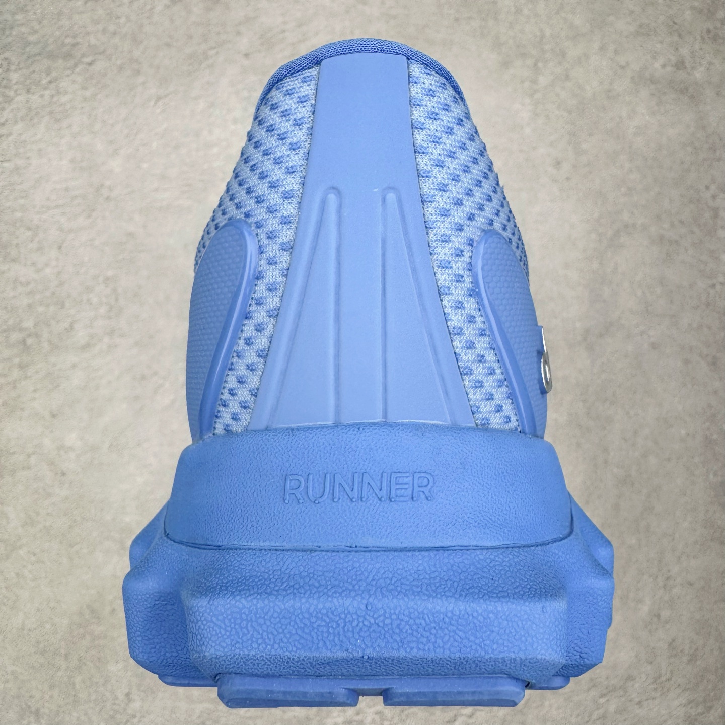 图片[8]-＃Lw纯原 Alo yoga Alo Runner 舒适百搭防滑耐磨低帮跑步鞋 Alo Yoga于2007年创立于洛杉矶，意在传播有意识的运动，同时激发人们的健康意识与创造力。品牌的核心理念在于制作能够带来完美体验的瑜伽服饰与功能性单品，让有意识的运动触入并改变生活。Alo Yoga将其设计延伸到日常服饰概念，坚持不懈地捕捉当代时尚潮流，将品牌的运动美学理念、精致前卫的设计与舒适功能面料完美结合。与此同时，Alo Yoga的设计受到了时尚界人士与名人们的追捧，Talor Swift、Kendall Jenner等街拍照片中都曾出现品牌不同单品的身影。尺码：36 36.5 37.5 38 38.5 39 40 40.5 41 42 42.5 43 44 44.5 45-选品中心