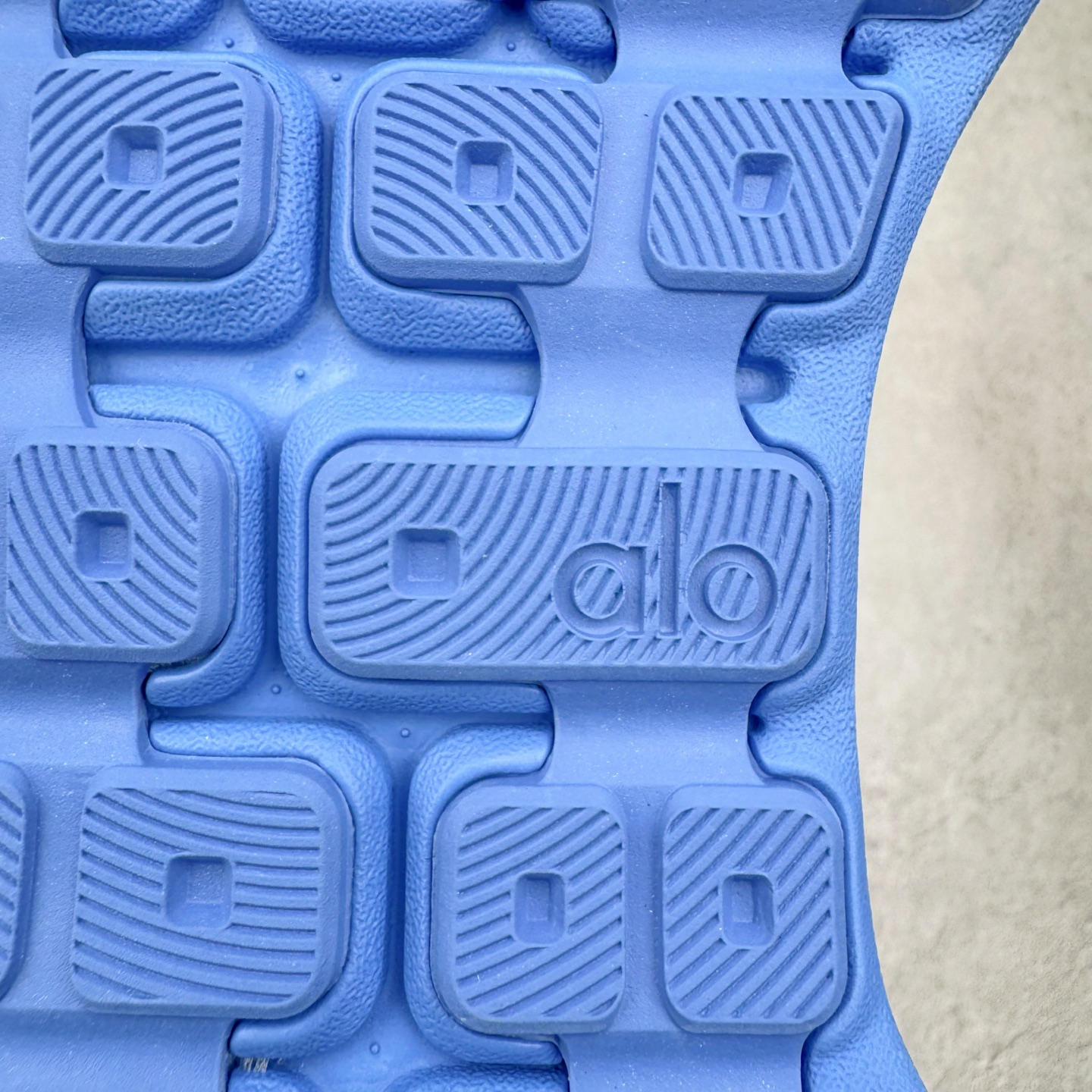 图片[19]-＃Lw纯原 Alo yoga Alo Runner 舒适百搭防滑耐磨低帮跑步鞋 Alo Yoga于2007年创立于洛杉矶，意在传播有意识的运动，同时激发人们的健康意识与创造力。品牌的核心理念在于制作能够带来完美体验的瑜伽服饰与功能性单品，让有意识的运动触入并改变生活。Alo Yoga将其设计延伸到日常服饰概念，坚持不懈地捕捉当代时尚潮流，将品牌的运动美学理念、精致前卫的设计与舒适功能面料完美结合。与此同时，Alo Yoga的设计受到了时尚界人士与名人们的追捧，Talor Swift、Kendall Jenner等街拍照片中都曾出现品牌不同单品的身影。尺码：36 36.5 37.5 38 38.5 39 40 40.5 41 42 42.5 43 44 44.5 45-选品中心