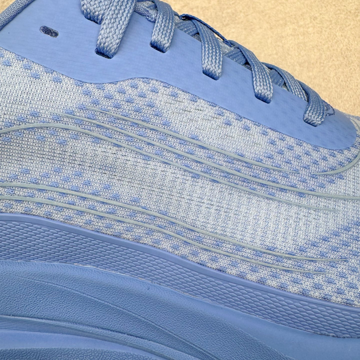 图片[18]-＃Lw纯原 Alo yoga Alo Runner 舒适百搭防滑耐磨低帮跑步鞋 Alo Yoga于2007年创立于洛杉矶，意在传播有意识的运动，同时激发人们的健康意识与创造力。品牌的核心理念在于制作能够带来完美体验的瑜伽服饰与功能性单品，让有意识的运动触入并改变生活。Alo Yoga将其设计延伸到日常服饰概念，坚持不懈地捕捉当代时尚潮流，将品牌的运动美学理念、精致前卫的设计与舒适功能面料完美结合。与此同时，Alo Yoga的设计受到了时尚界人士与名人们的追捧，Talor Swift、Kendall Jenner等街拍照片中都曾出现品牌不同单品的身影。尺码：36 36.5 37.5 38 38.5 39 40 40.5 41 42 42.5 43 44 44.5 45-选品中心