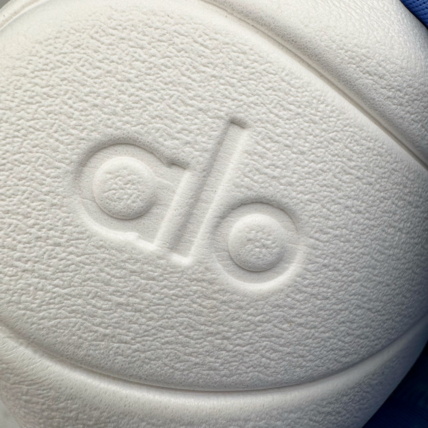 图片[10]-＃Lw纯原 Alo yoga Alo Runner 舒适百搭防滑耐磨低帮跑步鞋 Alo Yoga于2007年创立于洛杉矶，意在传播有意识的运动，同时激发人们的健康意识与创造力。品牌的核心理念在于制作能够带来完美体验的瑜伽服饰与功能性单品，让有意识的运动触入并改变生活。Alo Yoga将其设计延伸到日常服饰概念，坚持不懈地捕捉当代时尚潮流，将品牌的运动美学理念、精致前卫的设计与舒适功能面料完美结合。与此同时，Alo Yoga的设计受到了时尚界人士与名人们的追捧，Talor Swift、Kendall Jenner等街拍照片中都曾出现品牌不同单品的身影。尺码：36 36.5 37.5 38 38.5 39 40 40.5 41 42 42.5 43 44 44.5 45-选品中心