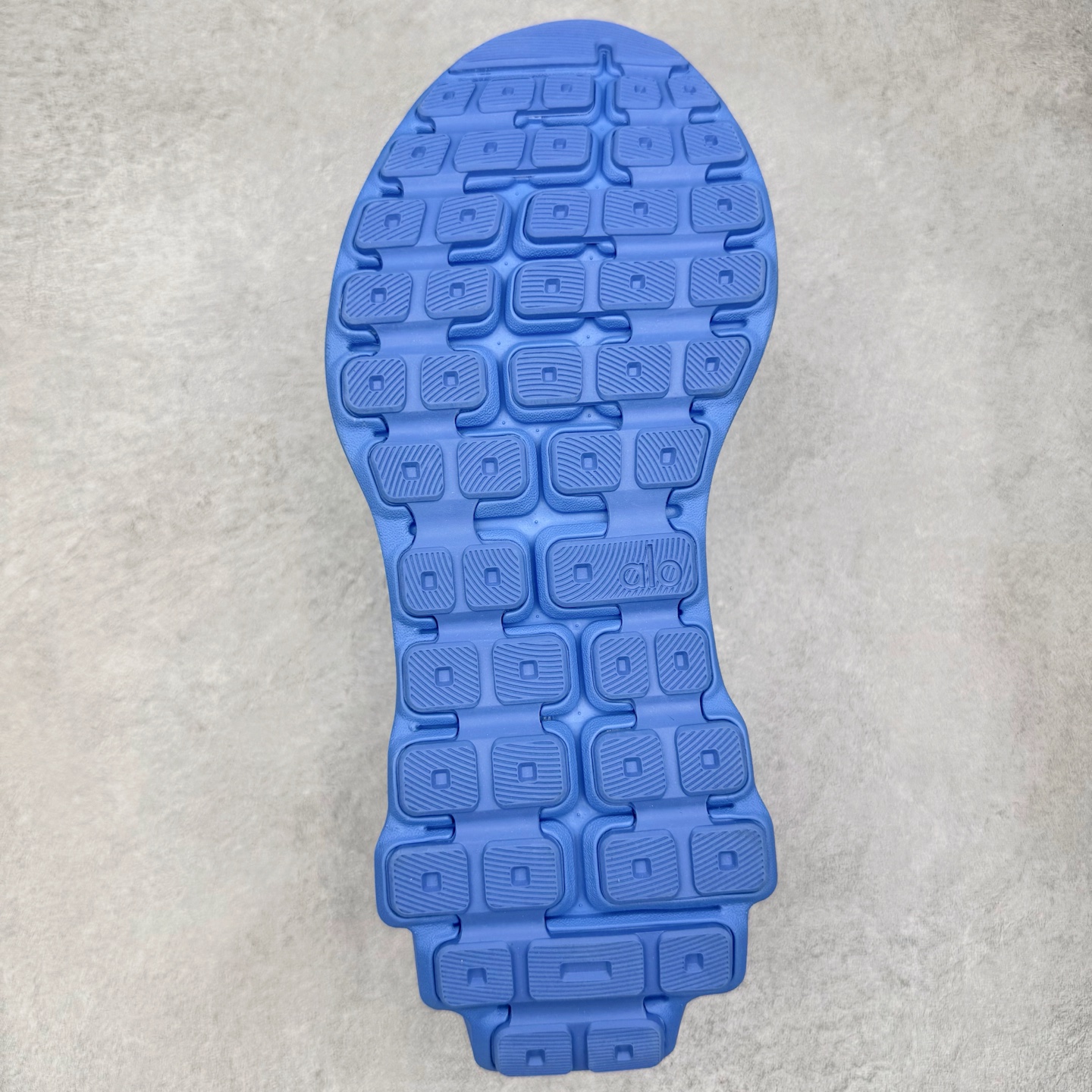 图片[9]-＃Lw纯原 Alo yoga Alo Runner 舒适百搭防滑耐磨低帮跑步鞋 Alo Yoga于2007年创立于洛杉矶，意在传播有意识的运动，同时激发人们的健康意识与创造力。品牌的核心理念在于制作能够带来完美体验的瑜伽服饰与功能性单品，让有意识的运动触入并改变生活。Alo Yoga将其设计延伸到日常服饰概念，坚持不懈地捕捉当代时尚潮流，将品牌的运动美学理念、精致前卫的设计与舒适功能面料完美结合。与此同时，Alo Yoga的设计受到了时尚界人士与名人们的追捧，Talor Swift、Kendall Jenner等街拍照片中都曾出现品牌不同单品的身影。尺码：36 36.5 37.5 38 38.5 39 40 40.5 41 42 42.5 43 44 44.5 45-选品中心