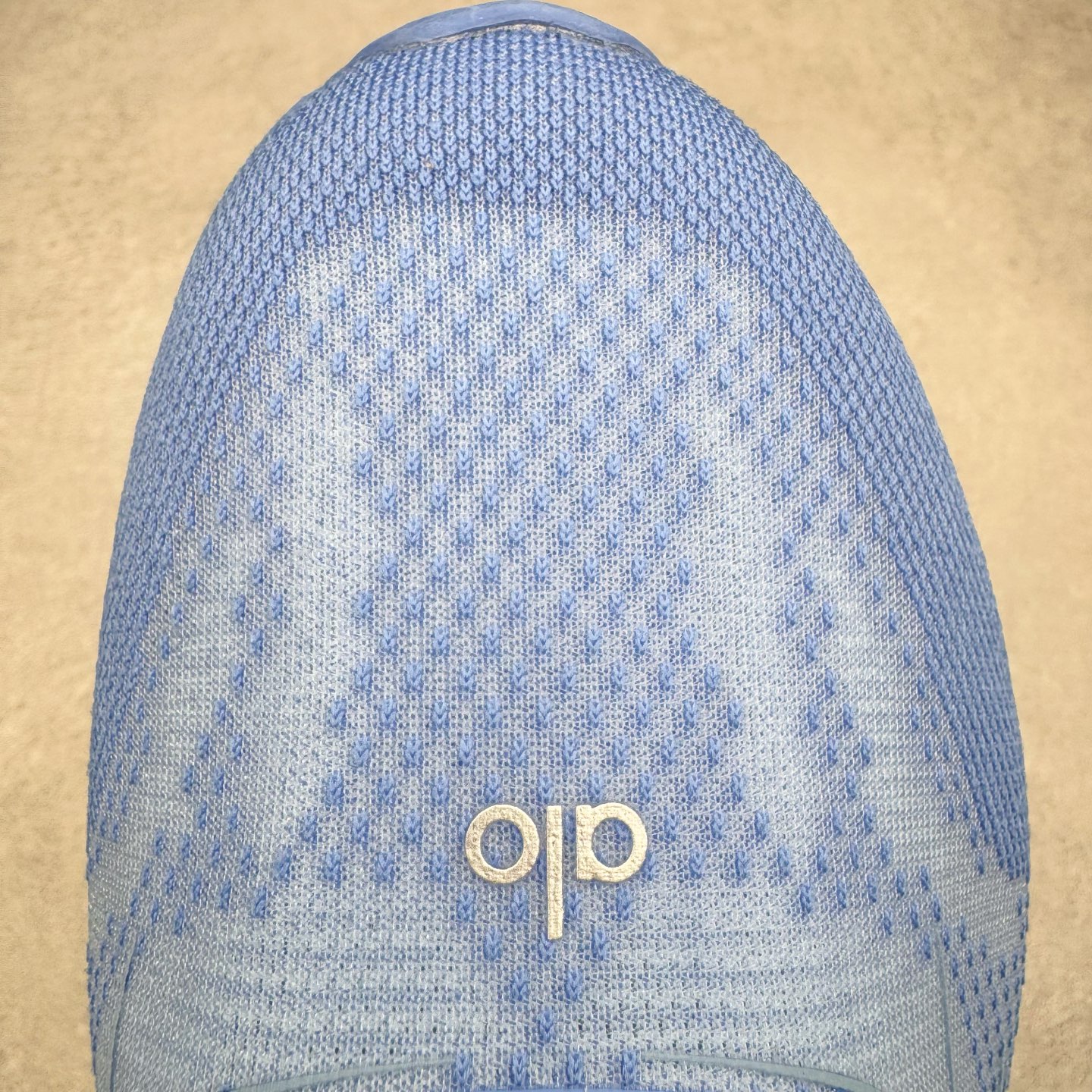 图片[15]-＃Lw纯原 Alo yoga Alo Runner 舒适百搭防滑耐磨低帮跑步鞋 Alo Yoga于2007年创立于洛杉矶，意在传播有意识的运动，同时激发人们的健康意识与创造力。品牌的核心理念在于制作能够带来完美体验的瑜伽服饰与功能性单品，让有意识的运动触入并改变生活。Alo Yoga将其设计延伸到日常服饰概念，坚持不懈地捕捉当代时尚潮流，将品牌的运动美学理念、精致前卫的设计与舒适功能面料完美结合。与此同时，Alo Yoga的设计受到了时尚界人士与名人们的追捧，Talor Swift、Kendall Jenner等街拍照片中都曾出现品牌不同单品的身影。尺码：36 36.5 37.5 38 38.5 39 40 40.5 41 42 42.5 43 44 44.5 45-选品中心