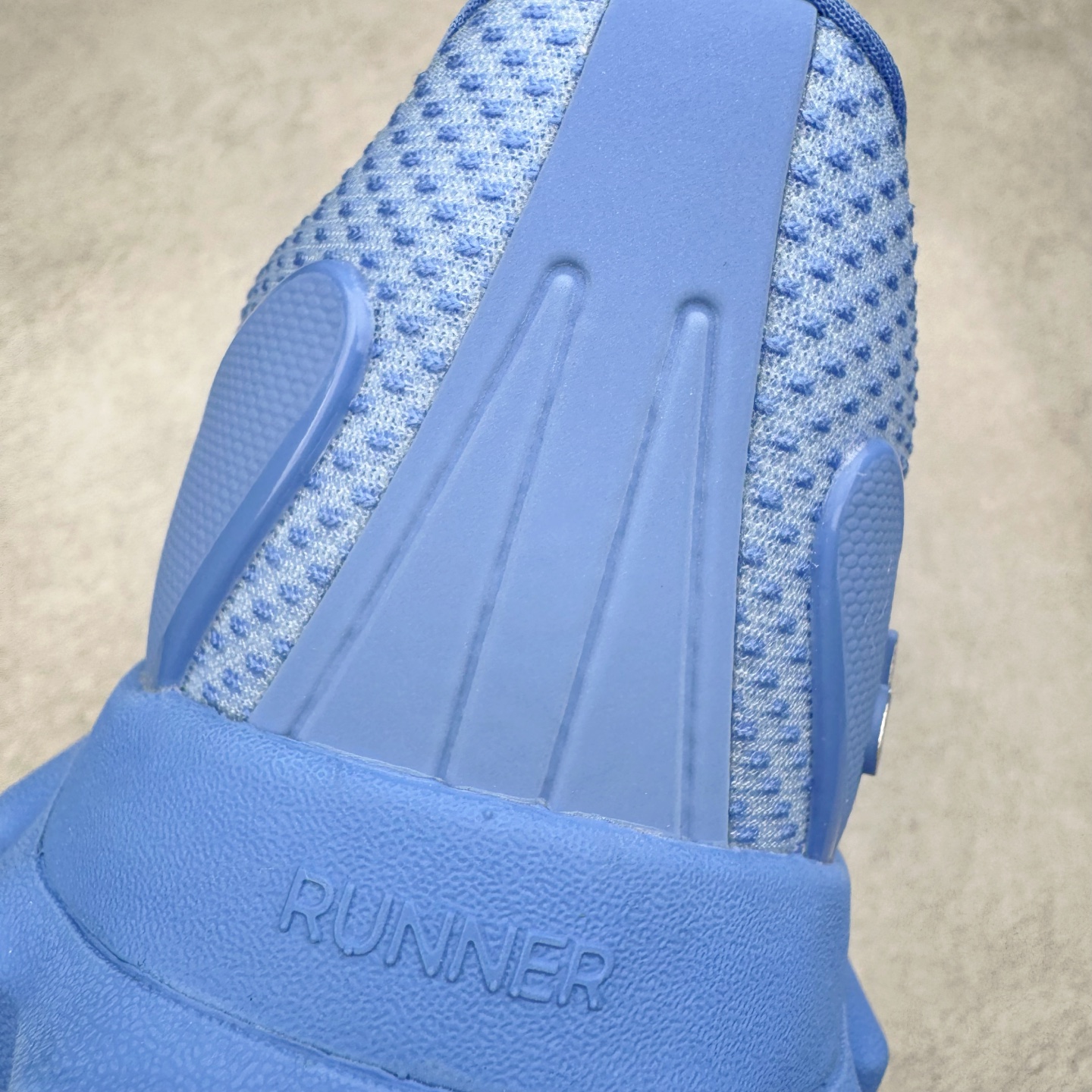 图片[16]-＃Lw纯原 Alo yoga Alo Runner 舒适百搭防滑耐磨低帮跑步鞋 Alo Yoga于2007年创立于洛杉矶，意在传播有意识的运动，同时激发人们的健康意识与创造力。品牌的核心理念在于制作能够带来完美体验的瑜伽服饰与功能性单品，让有意识的运动触入并改变生活。Alo Yoga将其设计延伸到日常服饰概念，坚持不懈地捕捉当代时尚潮流，将品牌的运动美学理念、精致前卫的设计与舒适功能面料完美结合。与此同时，Alo Yoga的设计受到了时尚界人士与名人们的追捧，Talor Swift、Kendall Jenner等街拍照片中都曾出现品牌不同单品的身影。尺码：36 36.5 37.5 38 38.5 39 40 40.5 41 42 42.5 43 44 44.5 45-选品中心