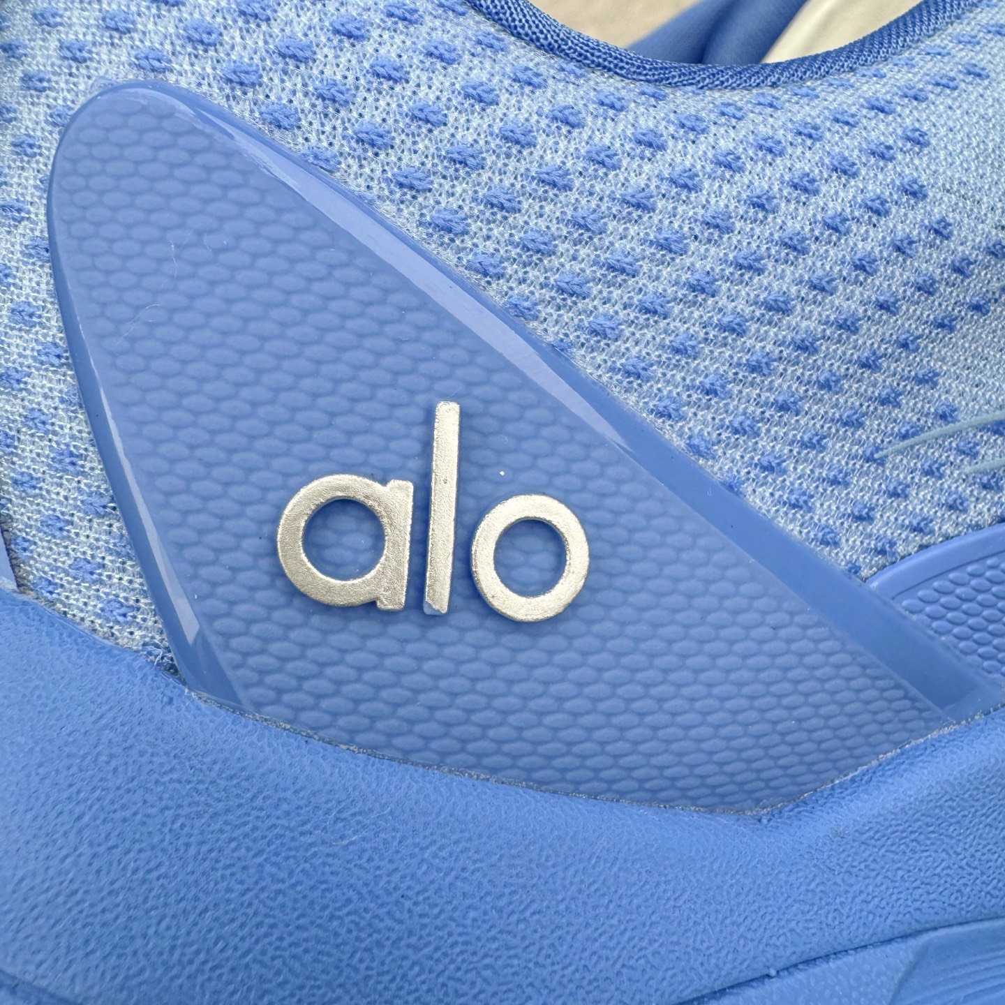 图片[17]-＃Lw纯原 Alo yoga Alo Runner 舒适百搭防滑耐磨低帮跑步鞋 Alo Yoga于2007年创立于洛杉矶，意在传播有意识的运动，同时激发人们的健康意识与创造力。品牌的核心理念在于制作能够带来完美体验的瑜伽服饰与功能性单品，让有意识的运动触入并改变生活。Alo Yoga将其设计延伸到日常服饰概念，坚持不懈地捕捉当代时尚潮流，将品牌的运动美学理念、精致前卫的设计与舒适功能面料完美结合。与此同时，Alo Yoga的设计受到了时尚界人士与名人们的追捧，Talor Swift、Kendall Jenner等街拍照片中都曾出现品牌不同单品的身影。尺码：36 36.5 37.5 38 38.5 39 40 40.5 41 42 42.5 43 44 44.5 45-选品中心