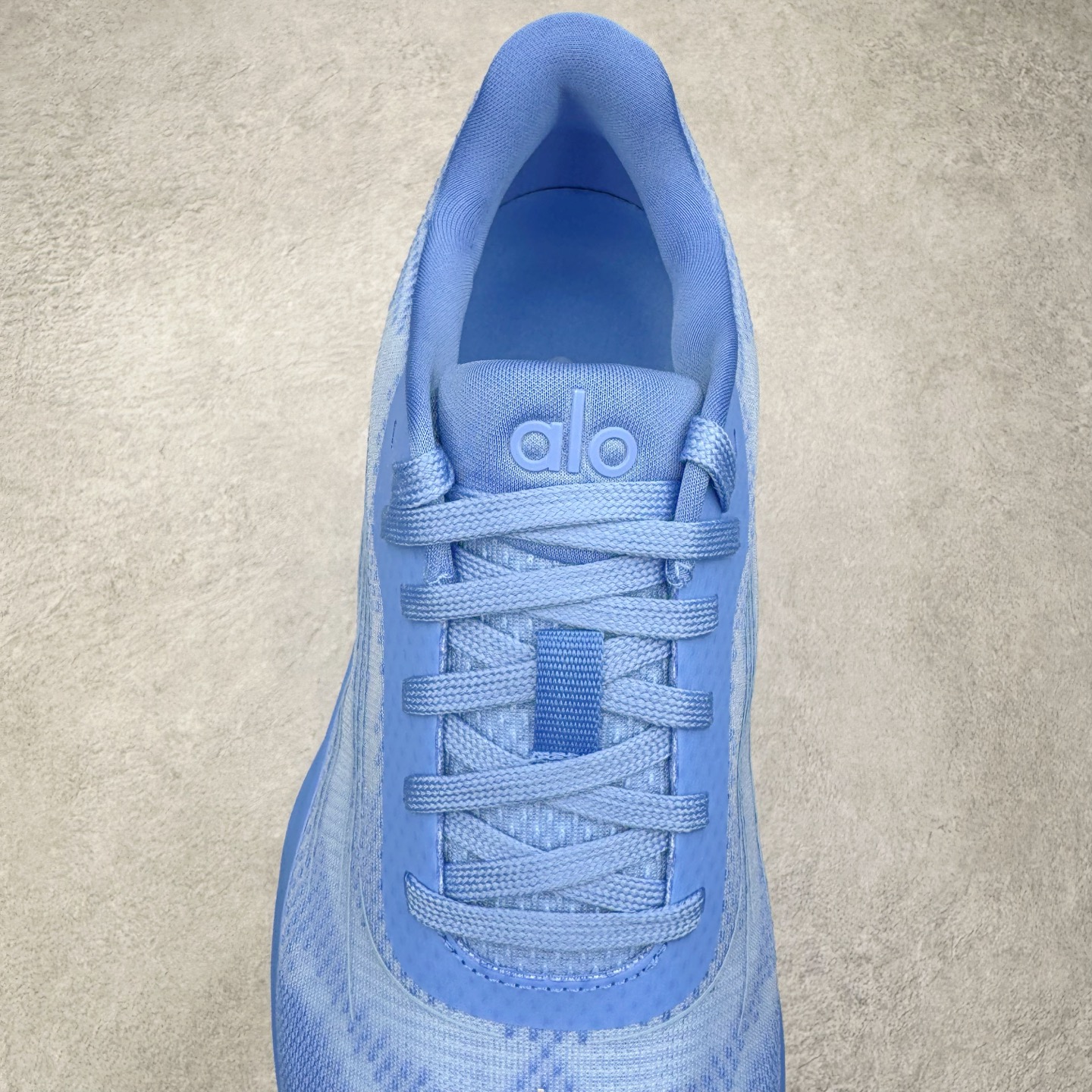 图片[5]-＃Lw纯原 Alo yoga Alo Runner 舒适百搭防滑耐磨低帮跑步鞋 Alo Yoga于2007年创立于洛杉矶，意在传播有意识的运动，同时激发人们的健康意识与创造力。品牌的核心理念在于制作能够带来完美体验的瑜伽服饰与功能性单品，让有意识的运动触入并改变生活。Alo Yoga将其设计延伸到日常服饰概念，坚持不懈地捕捉当代时尚潮流，将品牌的运动美学理念、精致前卫的设计与舒适功能面料完美结合。与此同时，Alo Yoga的设计受到了时尚界人士与名人们的追捧，Talor Swift、Kendall Jenner等街拍照片中都曾出现品牌不同单品的身影。尺码：36 36.5 37.5 38 38.5 39 40 40.5 41 42 42.5 43 44 44.5 45-选品中心