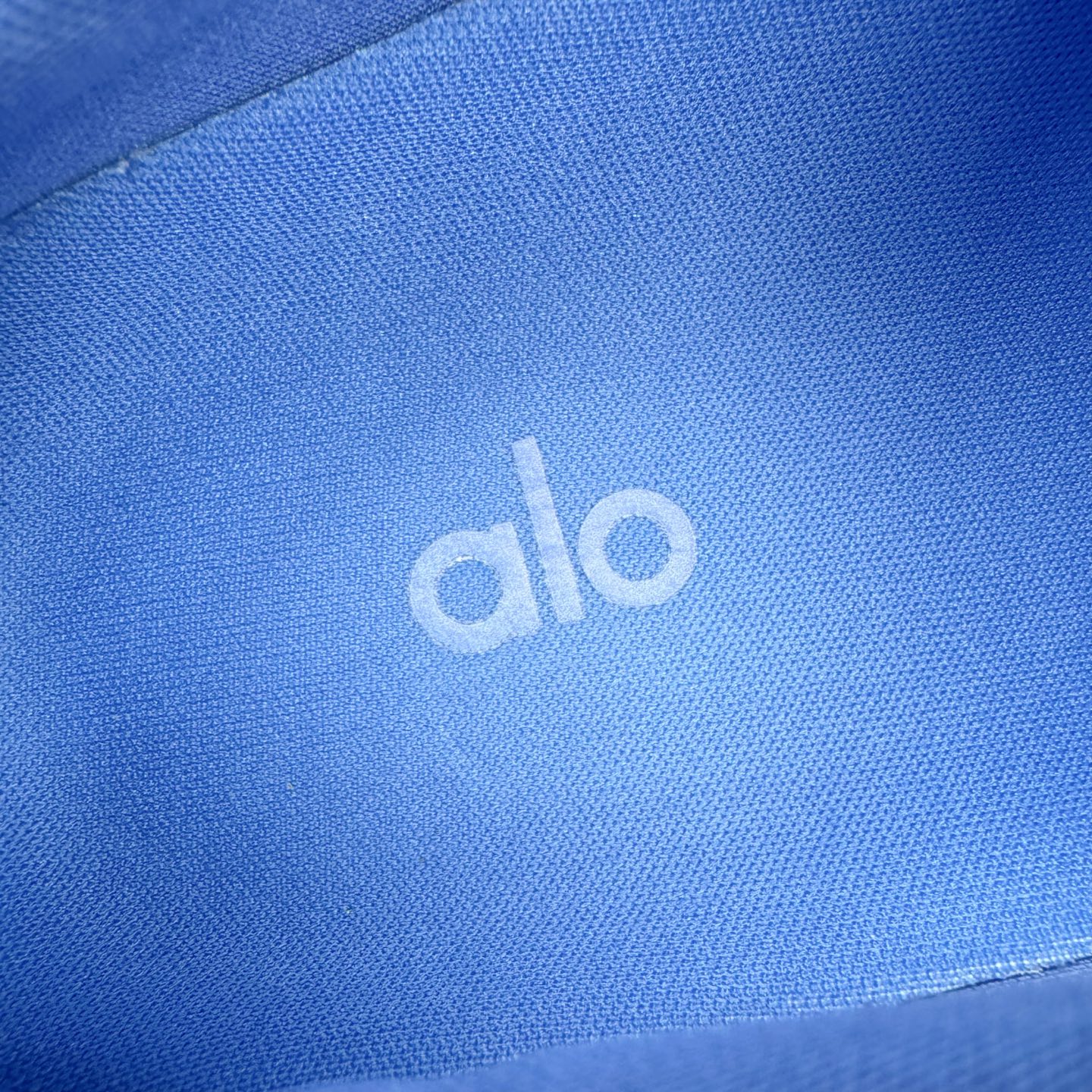 图片[12]-＃Lw纯原 Alo yoga Alo Runner 舒适百搭防滑耐磨低帮跑步鞋 Alo Yoga于2007年创立于洛杉矶，意在传播有意识的运动，同时激发人们的健康意识与创造力。品牌的核心理念在于制作能够带来完美体验的瑜伽服饰与功能性单品，让有意识的运动触入并改变生活。Alo Yoga将其设计延伸到日常服饰概念，坚持不懈地捕捉当代时尚潮流，将品牌的运动美学理念、精致前卫的设计与舒适功能面料完美结合。与此同时，Alo Yoga的设计受到了时尚界人士与名人们的追捧，Talor Swift、Kendall Jenner等街拍照片中都曾出现品牌不同单品的身影。尺码：36 36.5 37.5 38 38.5 39 40 40.5 41 42 42.5 43 44 44.5 45-选品中心