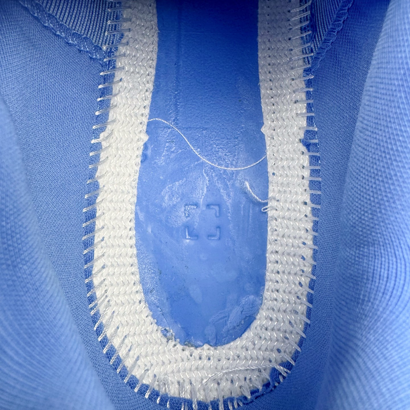 图片[11]-＃Lw纯原 Alo yoga Alo Runner 舒适百搭防滑耐磨低帮跑步鞋 Alo Yoga于2007年创立于洛杉矶，意在传播有意识的运动，同时激发人们的健康意识与创造力。品牌的核心理念在于制作能够带来完美体验的瑜伽服饰与功能性单品，让有意识的运动触入并改变生活。Alo Yoga将其设计延伸到日常服饰概念，坚持不懈地捕捉当代时尚潮流，将品牌的运动美学理念、精致前卫的设计与舒适功能面料完美结合。与此同时，Alo Yoga的设计受到了时尚界人士与名人们的追捧，Talor Swift、Kendall Jenner等街拍照片中都曾出现品牌不同单品的身影。尺码：36 36.5 37.5 38 38.5 39 40 40.5 41 42 42.5 43 44 44.5 45-选品中心