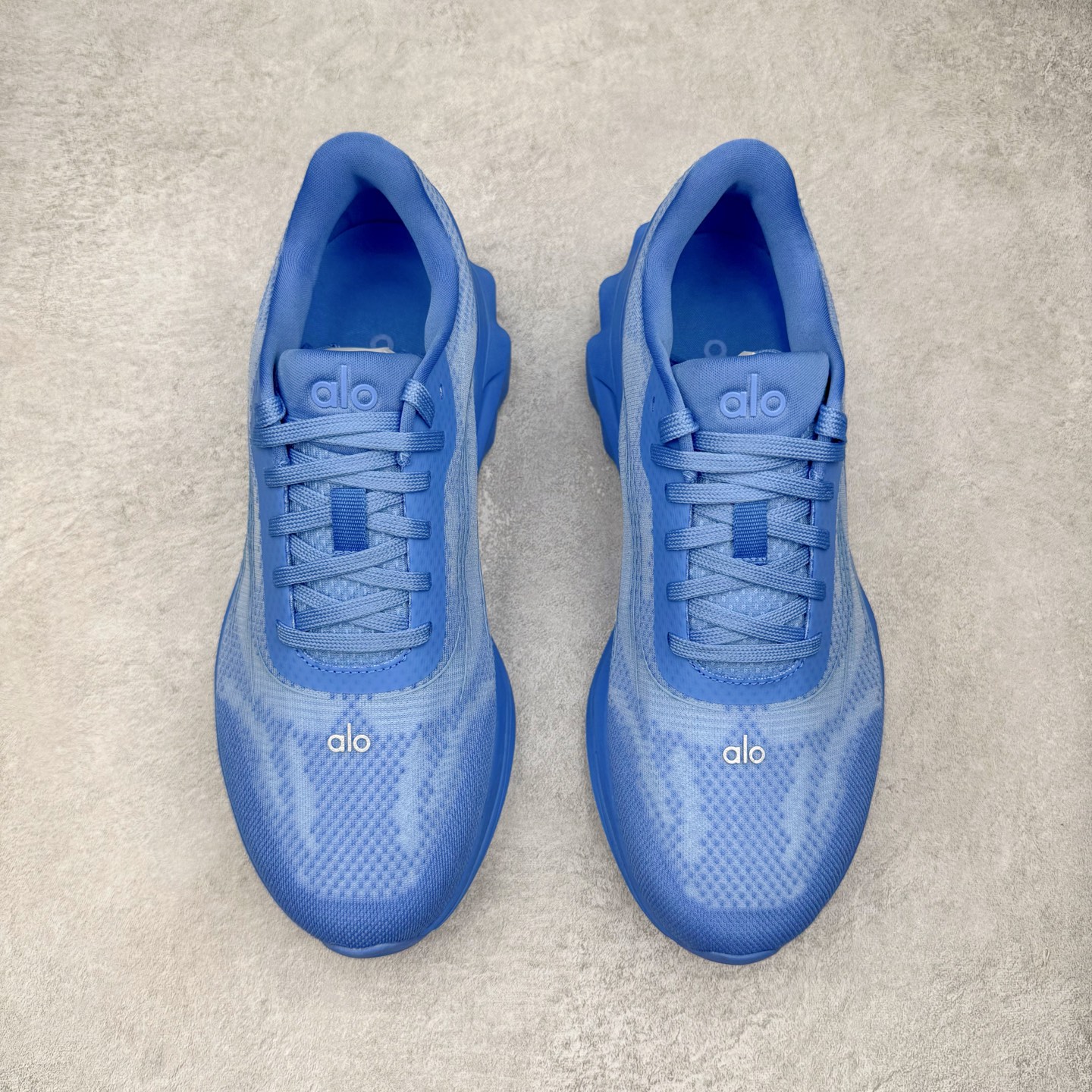 图片[2]-＃Lw纯原 Alo yoga Alo Runner 舒适百搭防滑耐磨低帮跑步鞋 Alo Yoga于2007年创立于洛杉矶，意在传播有意识的运动，同时激发人们的健康意识与创造力。品牌的核心理念在于制作能够带来完美体验的瑜伽服饰与功能性单品，让有意识的运动触入并改变生活。Alo Yoga将其设计延伸到日常服饰概念，坚持不懈地捕捉当代时尚潮流，将品牌的运动美学理念、精致前卫的设计与舒适功能面料完美结合。与此同时，Alo Yoga的设计受到了时尚界人士与名人们的追捧，Talor Swift、Kendall Jenner等街拍照片中都曾出现品牌不同单品的身影。尺码：36 36.5 37.5 38 38.5 39 40 40.5 41 42 42.5 43 44 44.5 45-选品中心