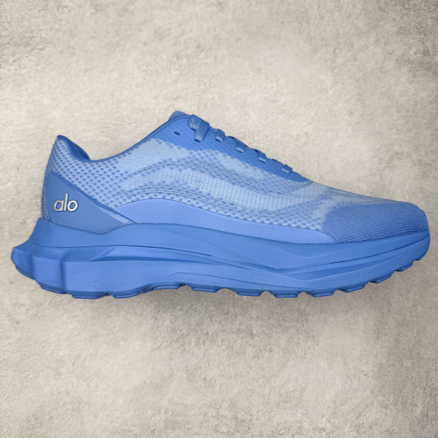 ＃Lw纯原 Alo yoga Alo Runner 舒适百搭防滑耐磨低帮跑步鞋 Alo Yoga于2007年创立于洛杉矶，意在传播有意识的运动，同时激发人们的健康意识与创造力。品牌的核心理念在于制作能够带来完美体验的瑜伽服饰与功能性单品，让有意识的运动触入并改变生活。Alo Yoga将其设计延伸到日常服饰概念，坚持不懈地捕捉当代时尚潮流，将品牌的运动美学理念、精致前卫的设计与舒适功能面料完美结合。与此同时，Alo Yoga的设计受到了时尚界人士与名人们的追捧，Talor Swift、Kendall Jenner等街拍照片中都曾出现品牌不同单品的身影。尺码：36 36.5 37.5 38 38.5 39 40 40.5 41 42 42.5 43 44 44.5 45-选品中心