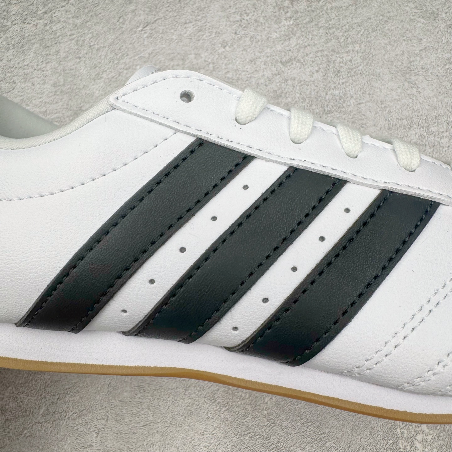 图片[15]-＃HP纯原 AD Originals TAEKWONDO 跆拳道薄底训练鞋 JS1194 从专业赛场到时尚前沿🪩 开启多元运动美学新篇章🥋 𝙏𝘼𝙀𝙆𝙒𝙊𝙉𝘿𝙊👟 演绎穿搭的“绝佳利器” 深受武术历史影响的简约套入式设计 力求致敬00年代初的风尚🥷🎧 ▪皮质鞋面，柔软高级 ▪搭配经典3D鞋头缝线设计 ▪一脚蹬设计穿脱自如 ▪低平橡胶外底助你扎实踩地从容迈步 为小众运动注入现代年轻化审美 鲜明黑白 复古极简 尺码：36 36.5 37 38 38.5 39 40 40.5 41 42 42.5 43 44 44.5 45-选品中心