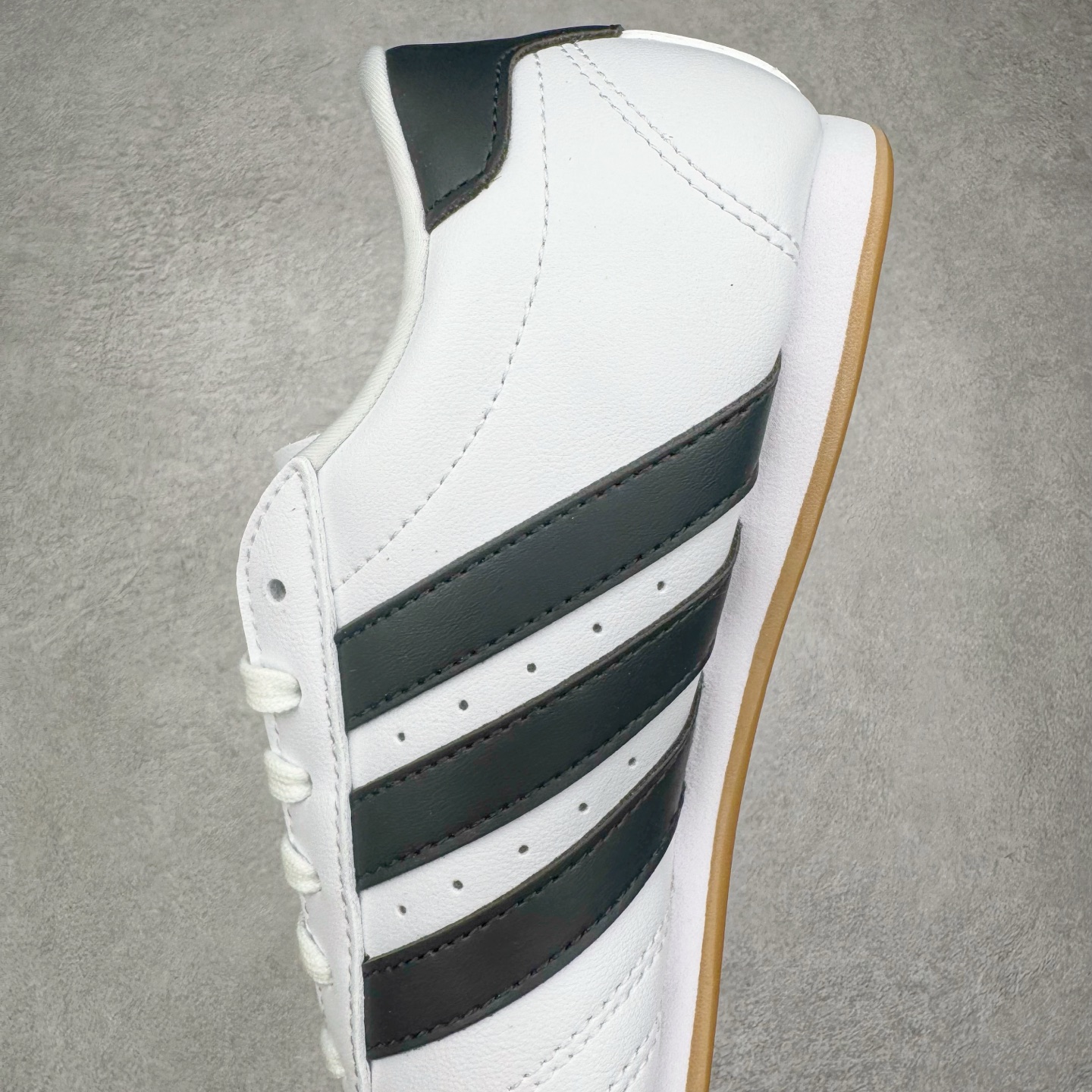 图片[7]-＃HP纯原 AD Originals TAEKWONDO 跆拳道薄底训练鞋 JS1194 从专业赛场到时尚前沿🪩 开启多元运动美学新篇章🥋 𝙏𝘼𝙀𝙆𝙒𝙊𝙉𝘿𝙊👟 演绎穿搭的“绝佳利器” 深受武术历史影响的简约套入式设计 力求致敬00年代初的风尚🥷🎧 ▪皮质鞋面，柔软高级 ▪搭配经典3D鞋头缝线设计 ▪一脚蹬设计穿脱自如 ▪低平橡胶外底助你扎实踩地从容迈步 为小众运动注入现代年轻化审美 鲜明黑白 复古极简 尺码：36 36.5 37 38 38.5 39 40 40.5 41 42 42.5 43 44 44.5 45-选品中心