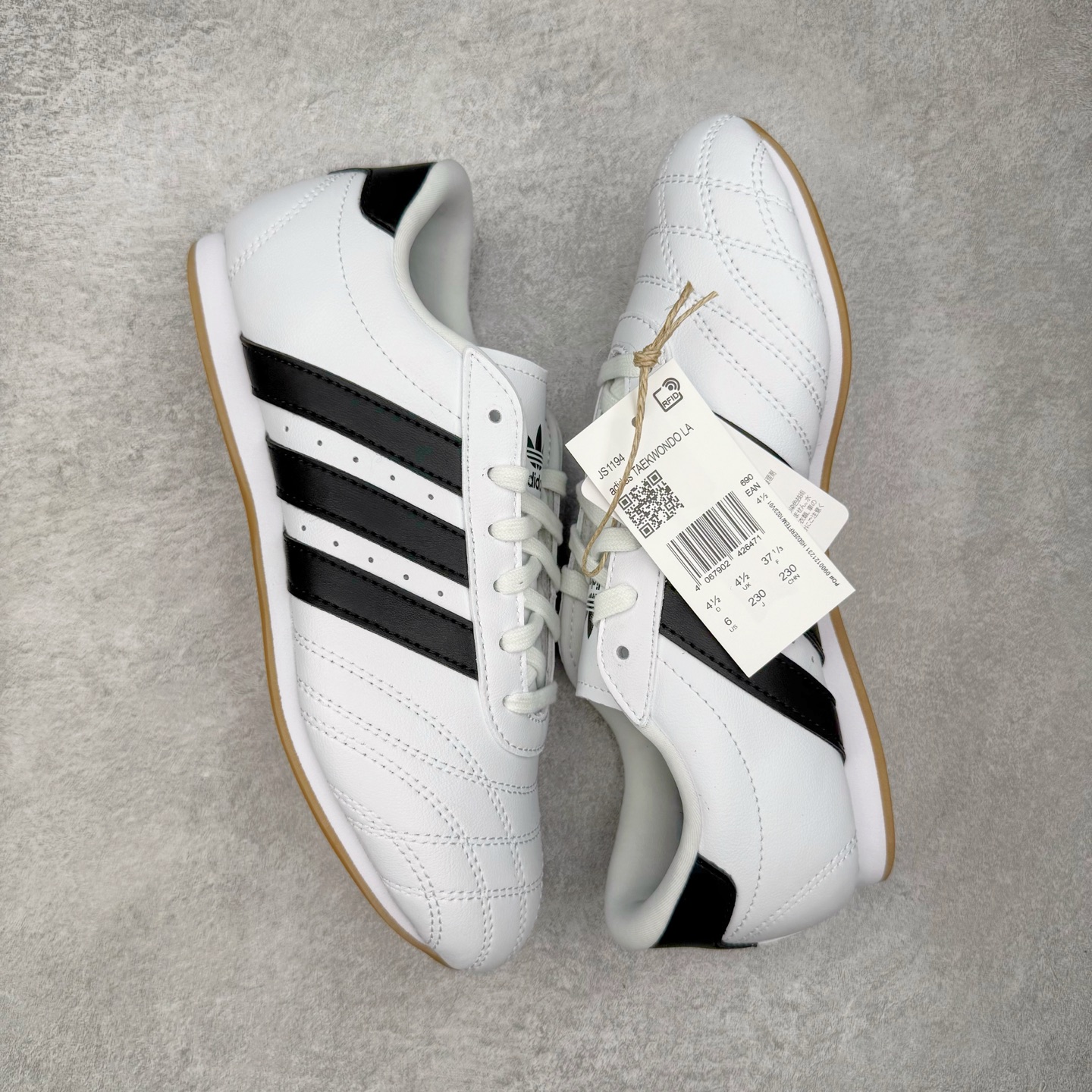 图片[3]-＃HP纯原 AD Originals TAEKWONDO 跆拳道薄底训练鞋 JS1194 从专业赛场到时尚前沿🪩 开启多元运动美学新篇章🥋 𝙏𝘼𝙀𝙆𝙒𝙊𝙉𝘿𝙊👟 演绎穿搭的“绝佳利器” 深受武术历史影响的简约套入式设计 力求致敬00年代初的风尚🥷🎧 ▪皮质鞋面，柔软高级 ▪搭配经典3D鞋头缝线设计 ▪一脚蹬设计穿脱自如 ▪低平橡胶外底助你扎实踩地从容迈步 为小众运动注入现代年轻化审美 鲜明黑白 复古极简 尺码：36 36.5 37 38 38.5 39 40 40.5 41 42 42.5 43 44 44.5 45-选品中心