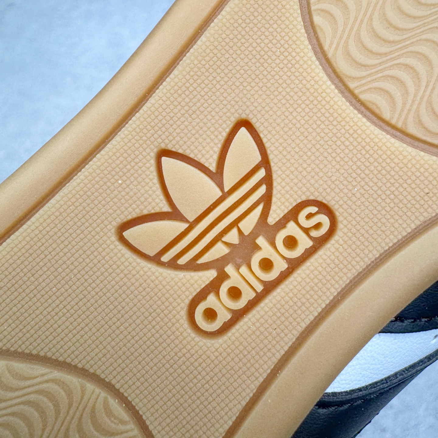 图片[16]-＃HP纯原 AD Originals TAEKWONDO 跆拳道薄底训练鞋 JS1194 从专业赛场到时尚前沿🪩 开启多元运动美学新篇章🥋 𝙏𝘼𝙀𝙆𝙒𝙊𝙉𝘿𝙊👟 演绎穿搭的“绝佳利器” 深受武术历史影响的简约套入式设计 力求致敬00年代初的风尚🥷🎧 ▪皮质鞋面，柔软高级 ▪搭配经典3D鞋头缝线设计 ▪一脚蹬设计穿脱自如 ▪低平橡胶外底助你扎实踩地从容迈步 为小众运动注入现代年轻化审美 鲜明黑白 复古极简 尺码：36 36.5 37 38 38.5 39 40 40.5 41 42 42.5 43 44 44.5 45-选品中心