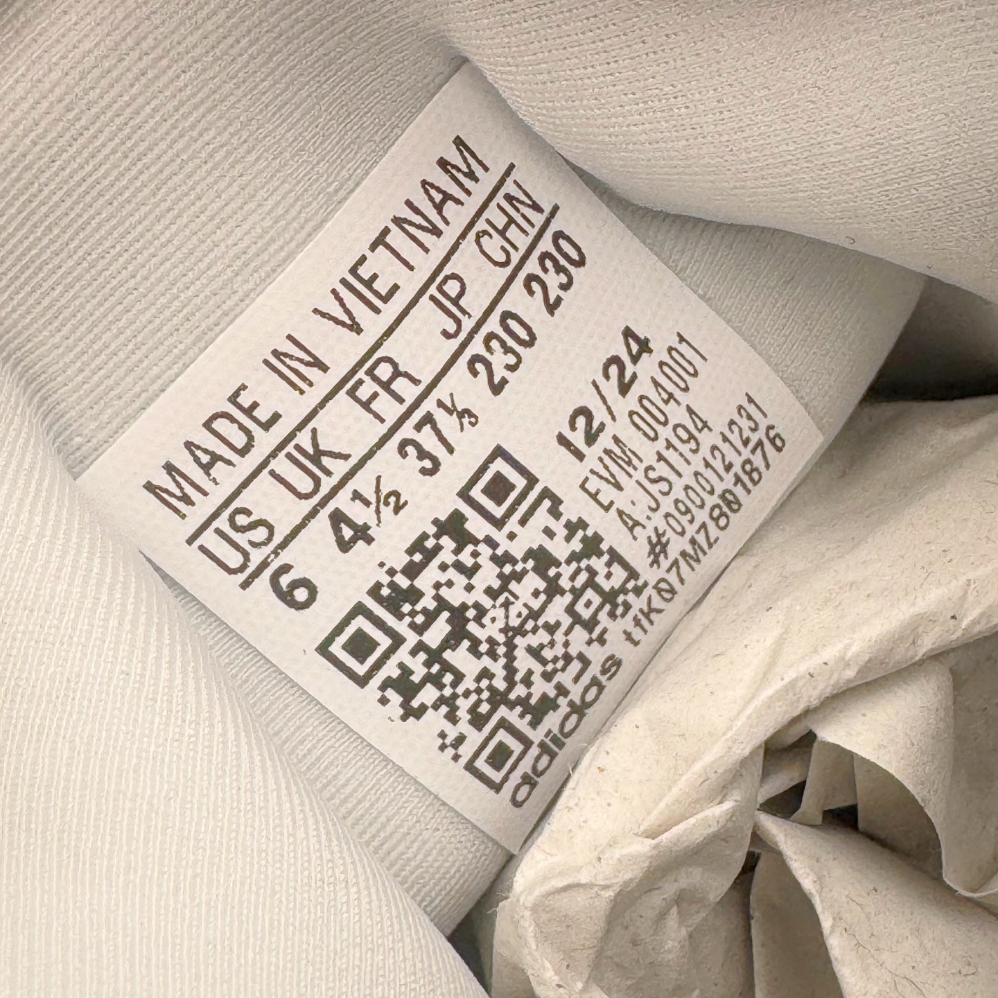 图片[19]-＃HP纯原 AD Originals TAEKWONDO 跆拳道薄底训练鞋 JS1194 从专业赛场到时尚前沿🪩 开启多元运动美学新篇章🥋 𝙏𝘼𝙀𝙆𝙒𝙊𝙉𝘿𝙊👟 演绎穿搭的“绝佳利器” 深受武术历史影响的简约套入式设计 力求致敬00年代初的风尚🥷🎧 ▪皮质鞋面，柔软高级 ▪搭配经典3D鞋头缝线设计 ▪一脚蹬设计穿脱自如 ▪低平橡胶外底助你扎实踩地从容迈步 为小众运动注入现代年轻化审美 鲜明黑白 复古极简 尺码：36 36.5 37 38 38.5 39 40 40.5 41 42 42.5 43 44 44.5 45-选品中心