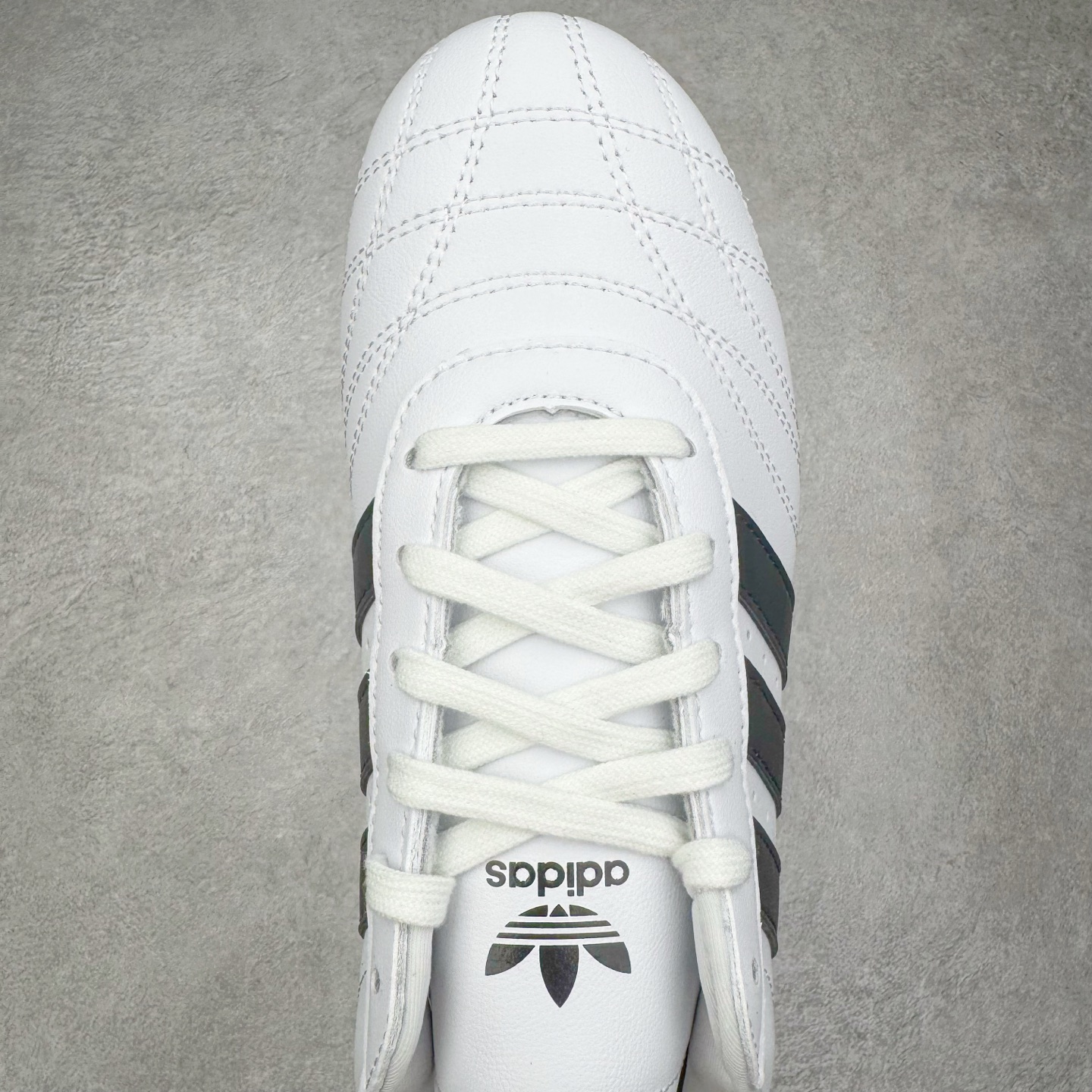 图片[4]-＃HP纯原 AD Originals TAEKWONDO 跆拳道薄底训练鞋 JS1194 从专业赛场到时尚前沿🪩 开启多元运动美学新篇章🥋 𝙏𝘼𝙀𝙆𝙒𝙊𝙉𝘿𝙊👟 演绎穿搭的“绝佳利器” 深受武术历史影响的简约套入式设计 力求致敬00年代初的风尚🥷🎧 ▪皮质鞋面，柔软高级 ▪搭配经典3D鞋头缝线设计 ▪一脚蹬设计穿脱自如 ▪低平橡胶外底助你扎实踩地从容迈步 为小众运动注入现代年轻化审美 鲜明黑白 复古极简 尺码：36 36.5 37 38 38.5 39 40 40.5 41 42 42.5 43 44 44.5 45-选品中心