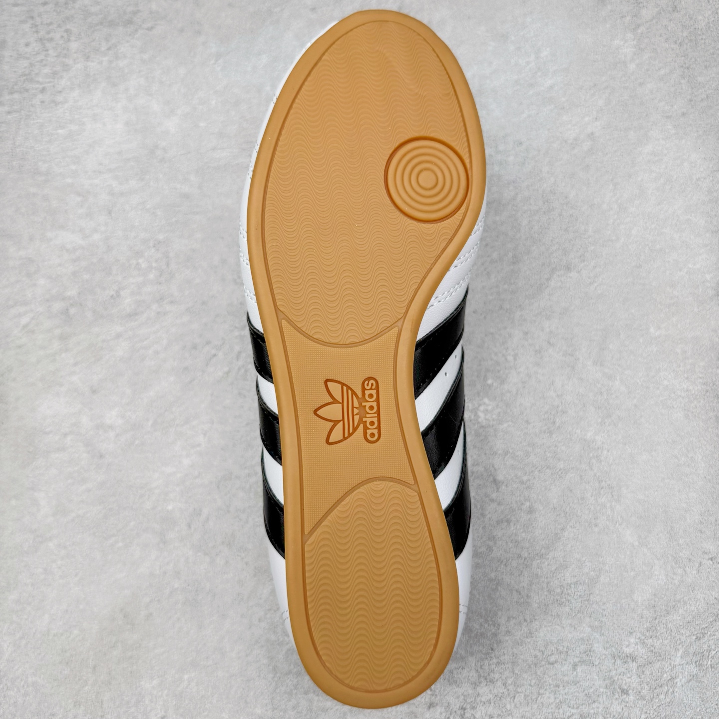 图片[9]-＃HP纯原 AD Originals TAEKWONDO 跆拳道薄底训练鞋 JS1194 从专业赛场到时尚前沿🪩 开启多元运动美学新篇章🥋 𝙏𝘼𝙀𝙆𝙒𝙊𝙉𝘿𝙊👟 演绎穿搭的“绝佳利器” 深受武术历史影响的简约套入式设计 力求致敬00年代初的风尚🥷🎧 ▪皮质鞋面，柔软高级 ▪搭配经典3D鞋头缝线设计 ▪一脚蹬设计穿脱自如 ▪低平橡胶外底助你扎实踩地从容迈步 为小众运动注入现代年轻化审美 鲜明黑白 复古极简 尺码：36 36.5 37 38 38.5 39 40 40.5 41 42 42.5 43 44 44.5 45-选品中心