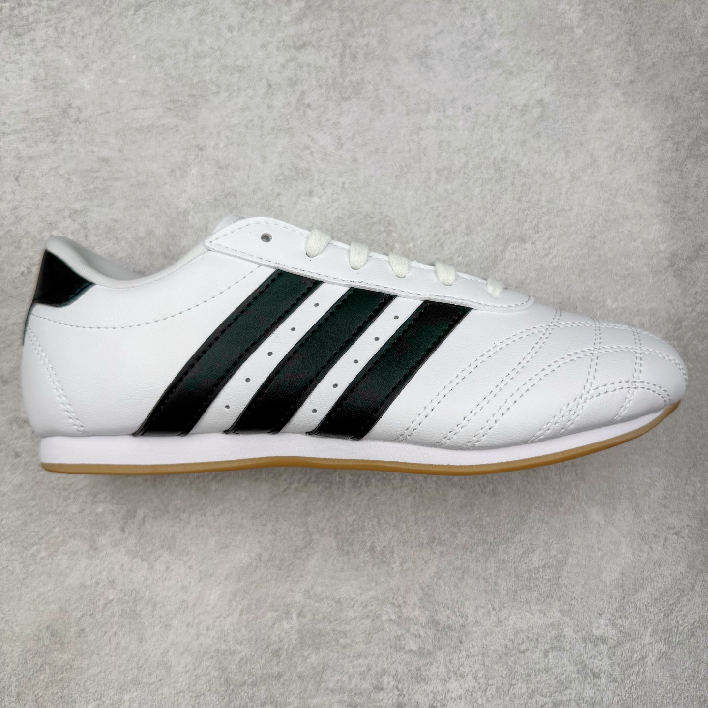 ＃HP纯原 AD Originals TAEKWONDO 跆拳道薄底训练鞋 JS1194 从专业赛场到时尚前沿🪩 开启多元运动美学新篇章🥋 𝙏𝘼𝙀𝙆𝙒𝙊𝙉𝘿𝙊👟 演绎穿搭的“绝佳利器” 深受武术历史影响的简约套入式设计 力求致敬00年代初的风尚🥷🎧 ▪皮质鞋面，柔软高级 ▪搭配经典3D鞋头缝线设计 ▪一脚蹬设计穿脱自如 ▪低平橡胶外底助你扎实踩地从容迈步 为小众运动注入现代年轻化审美 鲜明黑白 复古极简 尺码：36 36.5 37 38 38.5 39 40 40.5 41 42 42.5 43 44 44.5 45-选品中心