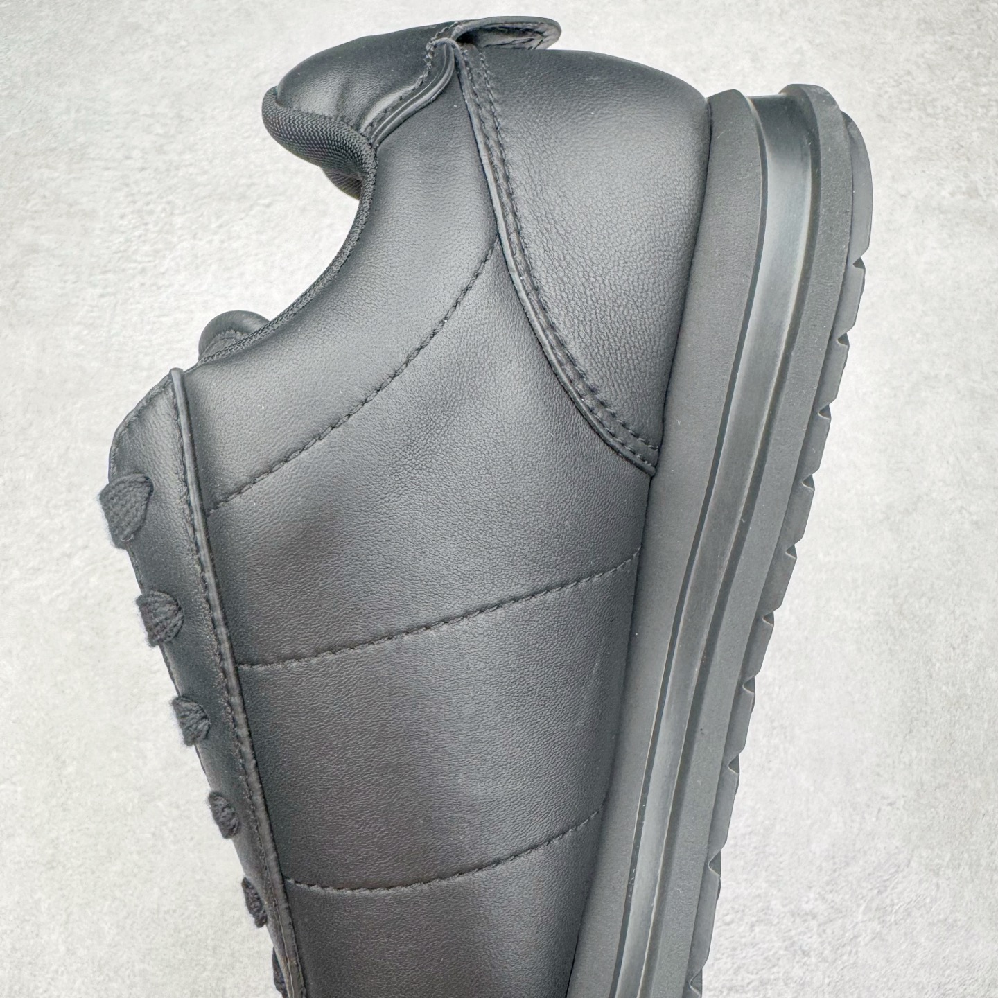 图片[7]-＃GD广顶 LOUIS VUITTON x Nigo lv联名款 Buttersoft 牛皮革羊皮革 FW25 图案压纹 圆头系带 低帮 生活休闲鞋 男女同款 白色 外贸零售特供批次 2023全新纸板数据 印花高频效果碾压市面 市售天花板产物 耗时半年巨作 全套原厂新版原纸板楦头开发 原厂特供皮料加持 市场所有版本中综合最强的货品 GD实力大厂出品 全网最全配色更新最快 最成熟的做工稳定的品控 完美鞋型超高的清洁度 零毛边线头瑕疵 全套原楦原纸版原鞋开模 全网最具灵魂的版型 正确原装黄色鞋盒 正确中底印花 鞋面印花3D高频深度立体 全鞋电脑针车 紧密相连 针距密度一致 环保乳胶注塑鞋垫 厚度脚感还原原版 皮面裁剪部位 统一油边封口工艺 原装橡胶大底含胶量大底组合零偏差 专柜全套包装 防尘袋 说明书 质保卡 男女鞋 尺码：35 36 37 38 39 40 41 42 43 44 45-选品中心