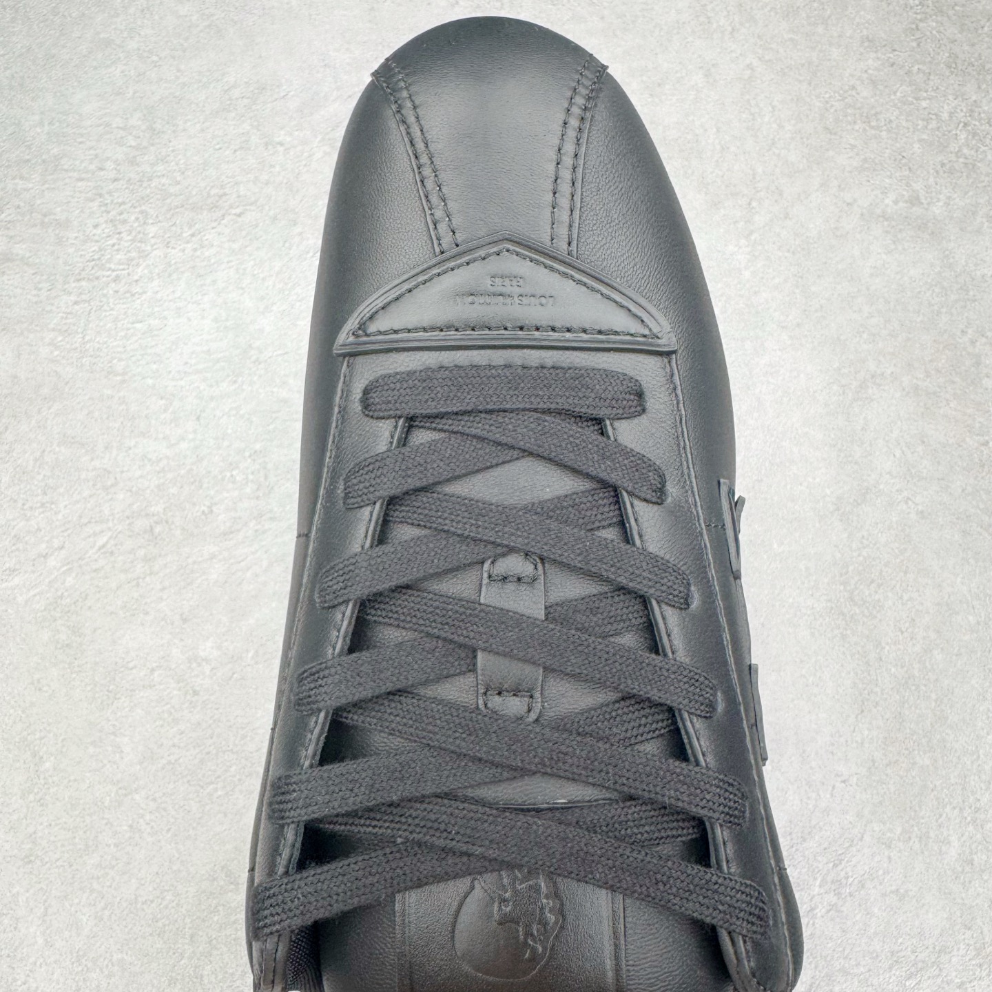 图片[4]-＃GD广顶 LOUIS VUITTON x Nigo lv联名款 Buttersoft 牛皮革羊皮革 FW25 图案压纹 圆头系带 低帮 生活休闲鞋 男女同款 白色 外贸零售特供批次 2023全新纸板数据 印花高频效果碾压市面 市售天花板产物 耗时半年巨作 全套原厂新版原纸板楦头开发 原厂特供皮料加持 市场所有版本中综合最强的货品 GD实力大厂出品 全网最全配色更新最快 最成熟的做工稳定的品控 完美鞋型超高的清洁度 零毛边线头瑕疵 全套原楦原纸版原鞋开模 全网最具灵魂的版型 正确原装黄色鞋盒 正确中底印花 鞋面印花3D高频深度立体 全鞋电脑针车 紧密相连 针距密度一致 环保乳胶注塑鞋垫 厚度脚感还原原版 皮面裁剪部位 统一油边封口工艺 原装橡胶大底含胶量大底组合零偏差 专柜全套包装 防尘袋 说明书 质保卡 男女鞋 尺码：35 36 37 38 39 40 41 42 43 44 45-选品中心