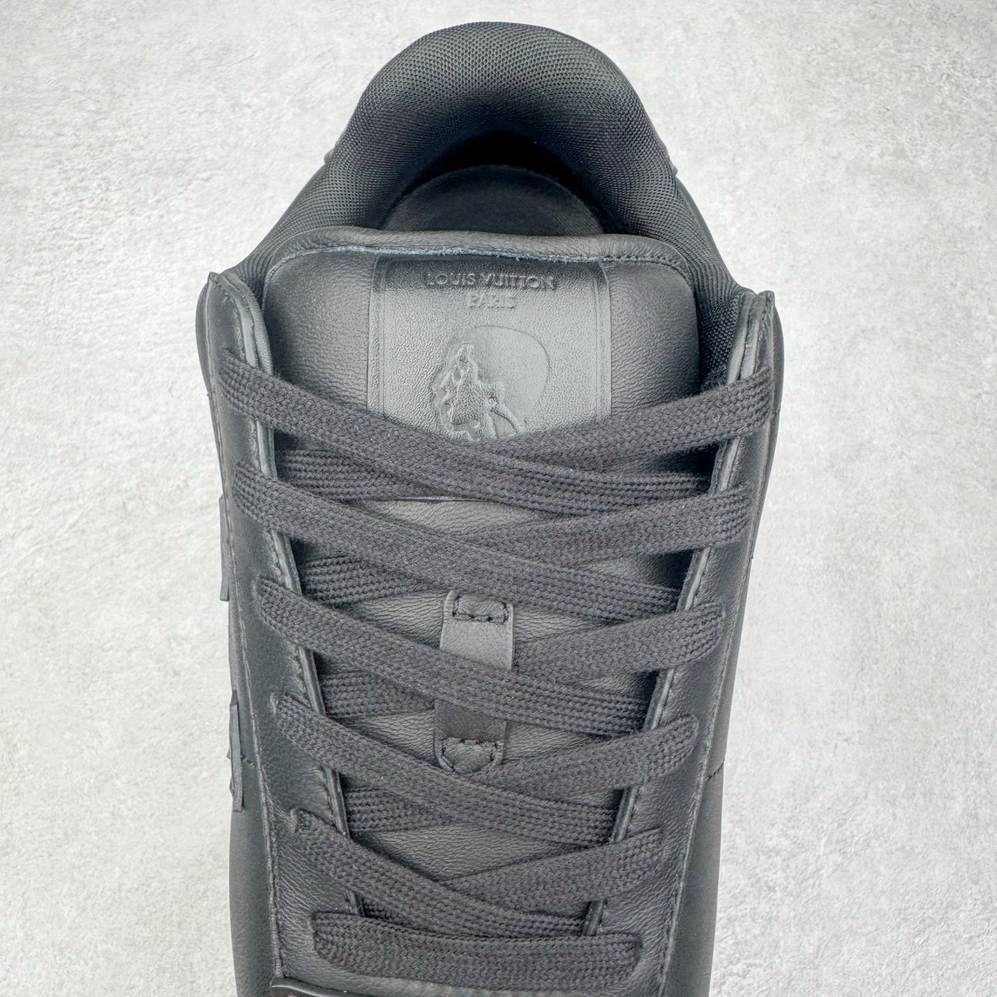 图片[5]-＃GD广顶 LOUIS VUITTON x Nigo lv联名款 Buttersoft 牛皮革羊皮革 FW25 图案压纹 圆头系带 低帮 生活休闲鞋 男女同款 白色 外贸零售特供批次 2023全新纸板数据 印花高频效果碾压市面 市售天花板产物 耗时半年巨作 全套原厂新版原纸板楦头开发 原厂特供皮料加持 市场所有版本中综合最强的货品 GD实力大厂出品 全网最全配色更新最快 最成熟的做工稳定的品控 完美鞋型超高的清洁度 零毛边线头瑕疵 全套原楦原纸版原鞋开模 全网最具灵魂的版型 正确原装黄色鞋盒 正确中底印花 鞋面印花3D高频深度立体 全鞋电脑针车 紧密相连 针距密度一致 环保乳胶注塑鞋垫 厚度脚感还原原版 皮面裁剪部位 统一油边封口工艺 原装橡胶大底含胶量大底组合零偏差 专柜全套包装 防尘袋 说明书 质保卡 男女鞋 尺码：35 36 37 38 39 40 41 42 43 44 45-选品中心