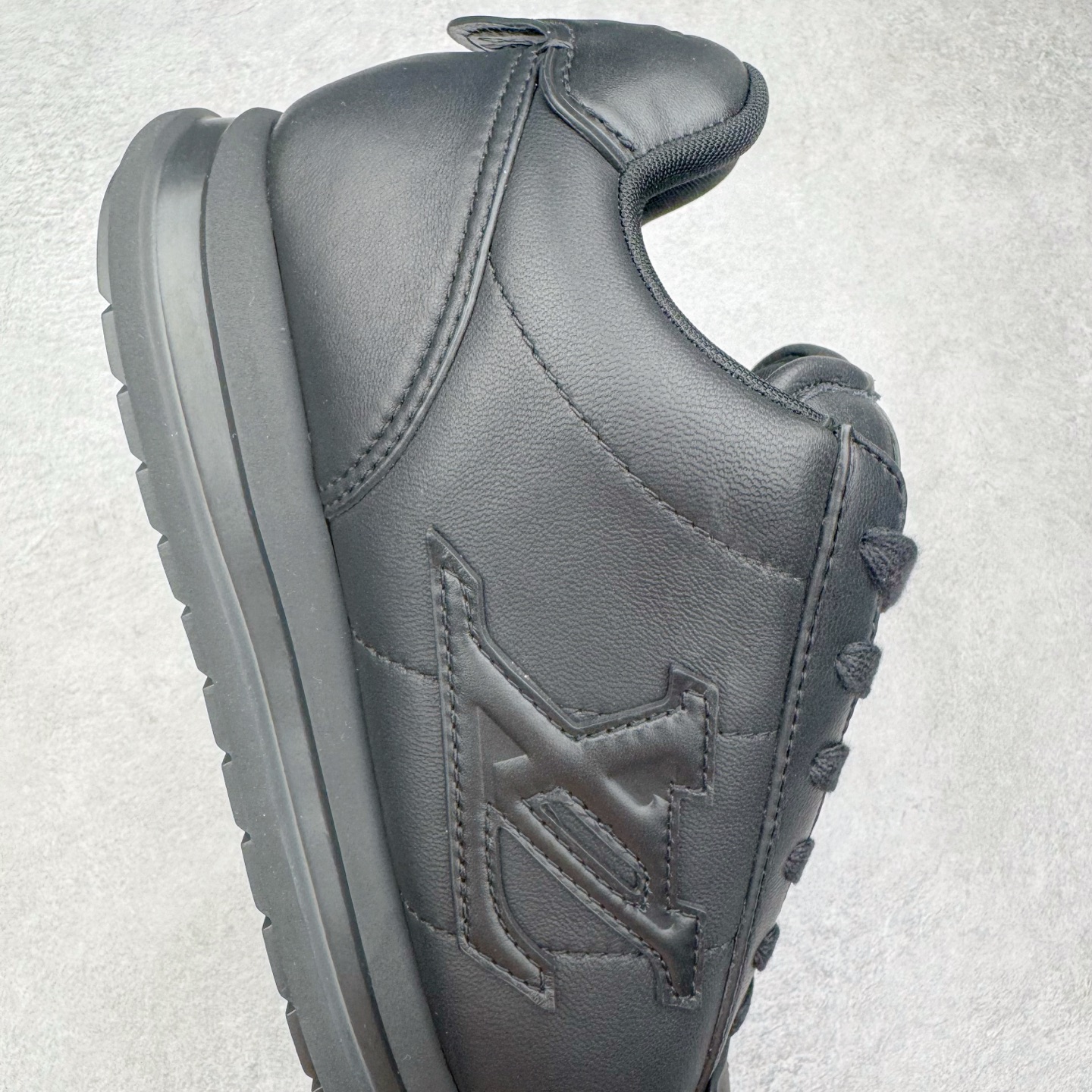 图片[6]-＃GD广顶 LOUIS VUITTON x Nigo lv联名款 Buttersoft 牛皮革羊皮革 FW25 图案压纹 圆头系带 低帮 生活休闲鞋 男女同款 白色 外贸零售特供批次 2023全新纸板数据 印花高频效果碾压市面 市售天花板产物 耗时半年巨作 全套原厂新版原纸板楦头开发 原厂特供皮料加持 市场所有版本中综合最强的货品 GD实力大厂出品 全网最全配色更新最快 最成熟的做工稳定的品控 完美鞋型超高的清洁度 零毛边线头瑕疵 全套原楦原纸版原鞋开模 全网最具灵魂的版型 正确原装黄色鞋盒 正确中底印花 鞋面印花3D高频深度立体 全鞋电脑针车 紧密相连 针距密度一致 环保乳胶注塑鞋垫 厚度脚感还原原版 皮面裁剪部位 统一油边封口工艺 原装橡胶大底含胶量大底组合零偏差 专柜全套包装 防尘袋 说明书 质保卡 男女鞋 尺码：35 36 37 38 39 40 41 42 43 44 45-选品中心