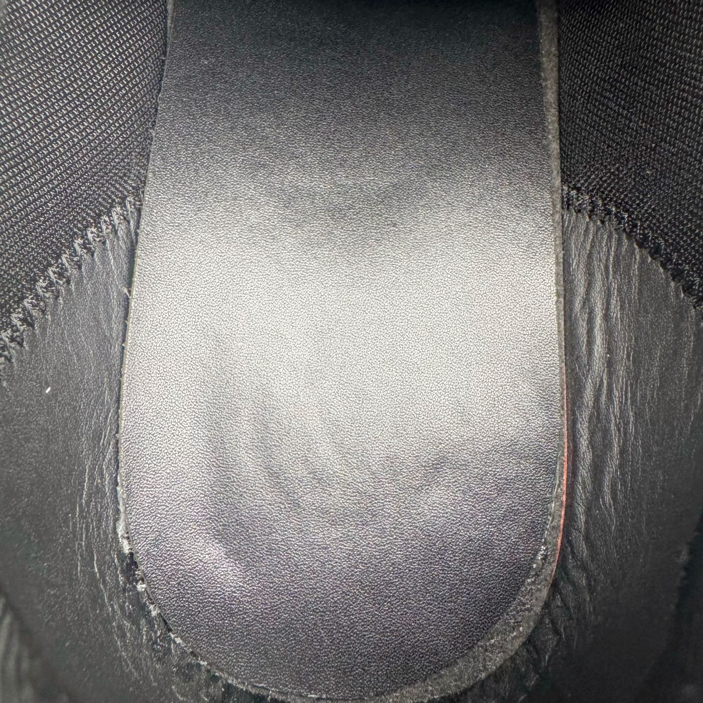 图片[11]-＃GD广顶 LOUIS VUITTON x Nigo lv联名款 Buttersoft 牛皮革羊皮革 FW25 图案压纹 圆头系带 低帮 生活休闲鞋 男女同款 白色 外贸零售特供批次 2023全新纸板数据 印花高频效果碾压市面 市售天花板产物 耗时半年巨作 全套原厂新版原纸板楦头开发 原厂特供皮料加持 市场所有版本中综合最强的货品 GD实力大厂出品 全网最全配色更新最快 最成熟的做工稳定的品控 完美鞋型超高的清洁度 零毛边线头瑕疵 全套原楦原纸版原鞋开模 全网最具灵魂的版型 正确原装黄色鞋盒 正确中底印花 鞋面印花3D高频深度立体 全鞋电脑针车 紧密相连 针距密度一致 环保乳胶注塑鞋垫 厚度脚感还原原版 皮面裁剪部位 统一油边封口工艺 原装橡胶大底含胶量大底组合零偏差 专柜全套包装 防尘袋 说明书 质保卡 男女鞋 尺码：35 36 37 38 39 40 41 42 43 44 45-选品中心