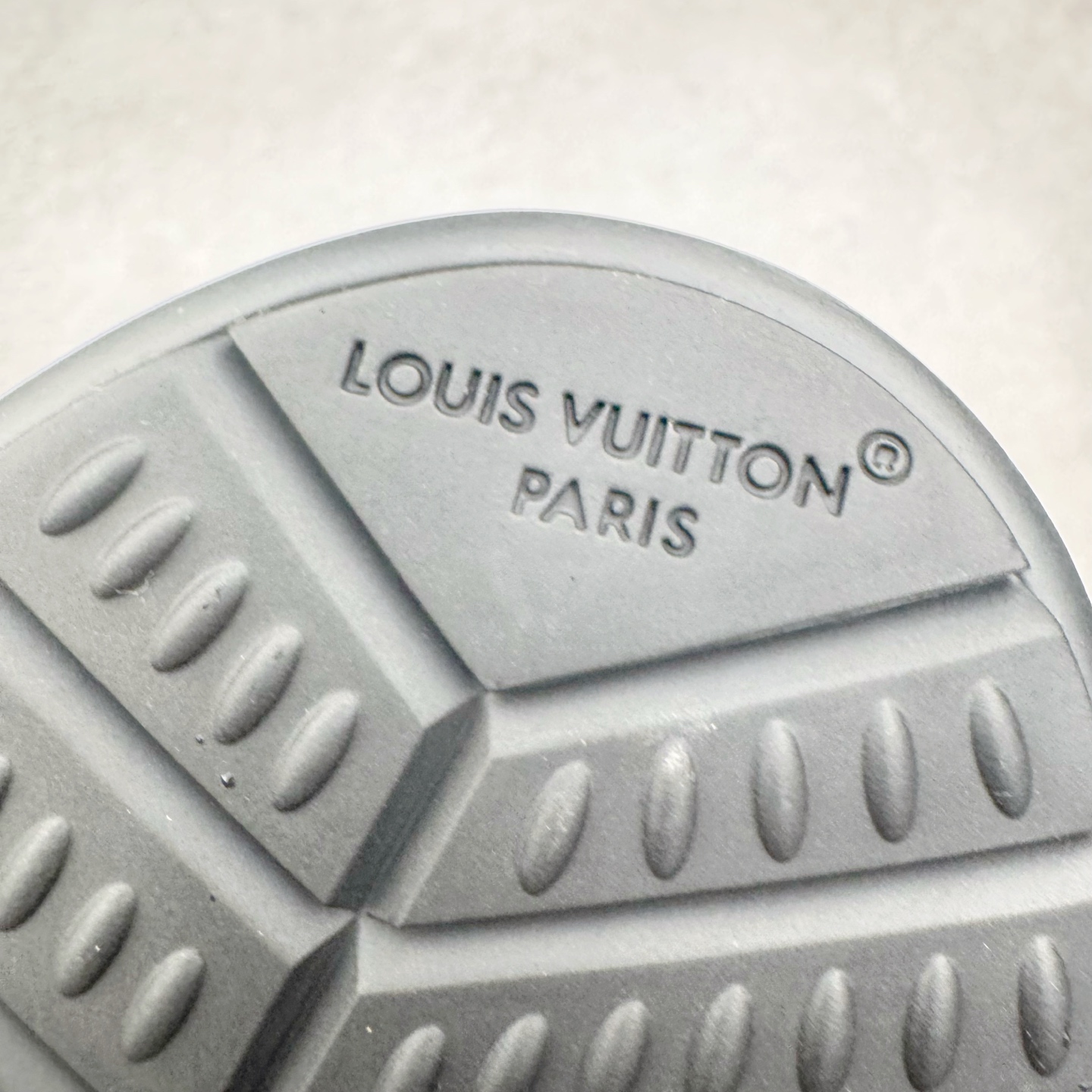 图片[19]-＃GD广顶 LOUIS VUITTON x Nigo lv联名款 Buttersoft 牛皮革羊皮革 FW25 图案压纹 圆头系带 低帮 生活休闲鞋 男女同款 白色 外贸零售特供批次 2023全新纸板数据 印花高频效果碾压市面 市售天花板产物 耗时半年巨作 全套原厂新版原纸板楦头开发 原厂特供皮料加持 市场所有版本中综合最强的货品 GD实力大厂出品 全网最全配色更新最快 最成熟的做工稳定的品控 完美鞋型超高的清洁度 零毛边线头瑕疵 全套原楦原纸版原鞋开模 全网最具灵魂的版型 正确原装黄色鞋盒 正确中底印花 鞋面印花3D高频深度立体 全鞋电脑针车 紧密相连 针距密度一致 环保乳胶注塑鞋垫 厚度脚感还原原版 皮面裁剪部位 统一油边封口工艺 原装橡胶大底含胶量大底组合零偏差 专柜全套包装 防尘袋 说明书 质保卡 男女鞋 尺码：35 36 37 38 39 40 41 42 43 44 45-选品中心