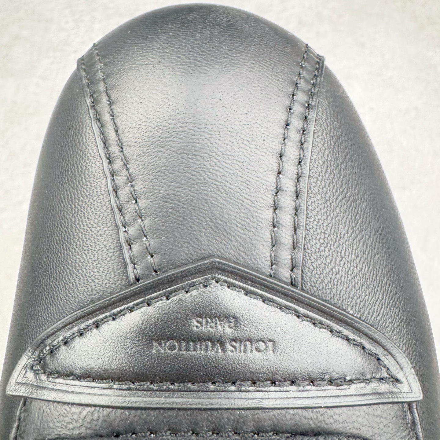 图片[16]-＃GD广顶 LOUIS VUITTON x Nigo lv联名款 Buttersoft 牛皮革羊皮革 FW25 图案压纹 圆头系带 低帮 生活休闲鞋 男女同款 白色 外贸零售特供批次 2023全新纸板数据 印花高频效果碾压市面 市售天花板产物 耗时半年巨作 全套原厂新版原纸板楦头开发 原厂特供皮料加持 市场所有版本中综合最强的货品 GD实力大厂出品 全网最全配色更新最快 最成熟的做工稳定的品控 完美鞋型超高的清洁度 零毛边线头瑕疵 全套原楦原纸版原鞋开模 全网最具灵魂的版型 正确原装黄色鞋盒 正确中底印花 鞋面印花3D高频深度立体 全鞋电脑针车 紧密相连 针距密度一致 环保乳胶注塑鞋垫 厚度脚感还原原版 皮面裁剪部位 统一油边封口工艺 原装橡胶大底含胶量大底组合零偏差 专柜全套包装 防尘袋 说明书 质保卡 男女鞋 尺码：35 36 37 38 39 40 41 42 43 44 45-选品中心