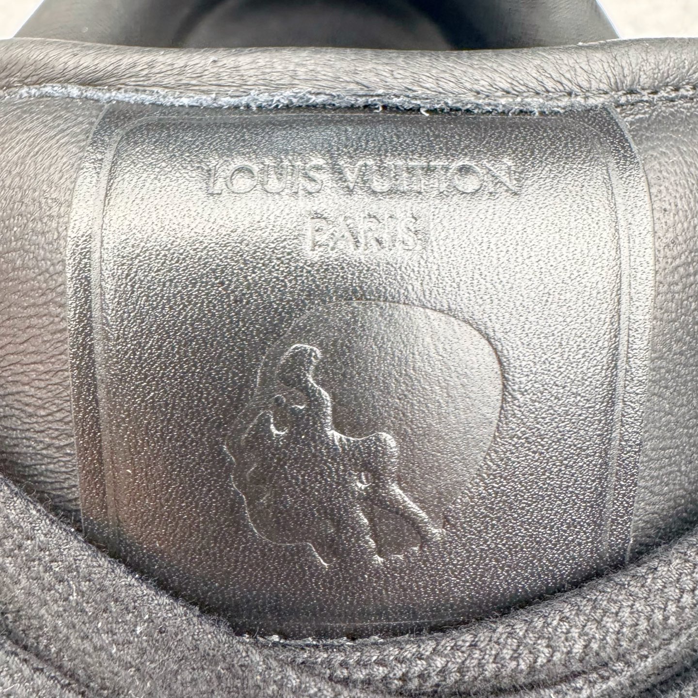 图片[20]-＃GD广顶 LOUIS VUITTON x Nigo lv联名款 Buttersoft 牛皮革羊皮革 FW25 图案压纹 圆头系带 低帮 生活休闲鞋 男女同款 白色 外贸零售特供批次 2023全新纸板数据 印花高频效果碾压市面 市售天花板产物 耗时半年巨作 全套原厂新版原纸板楦头开发 原厂特供皮料加持 市场所有版本中综合最强的货品 GD实力大厂出品 全网最全配色更新最快 最成熟的做工稳定的品控 完美鞋型超高的清洁度 零毛边线头瑕疵 全套原楦原纸版原鞋开模 全网最具灵魂的版型 正确原装黄色鞋盒 正确中底印花 鞋面印花3D高频深度立体 全鞋电脑针车 紧密相连 针距密度一致 环保乳胶注塑鞋垫 厚度脚感还原原版 皮面裁剪部位 统一油边封口工艺 原装橡胶大底含胶量大底组合零偏差 专柜全套包装 防尘袋 说明书 质保卡 男女鞋 尺码：35 36 37 38 39 40 41 42 43 44 45-选品中心