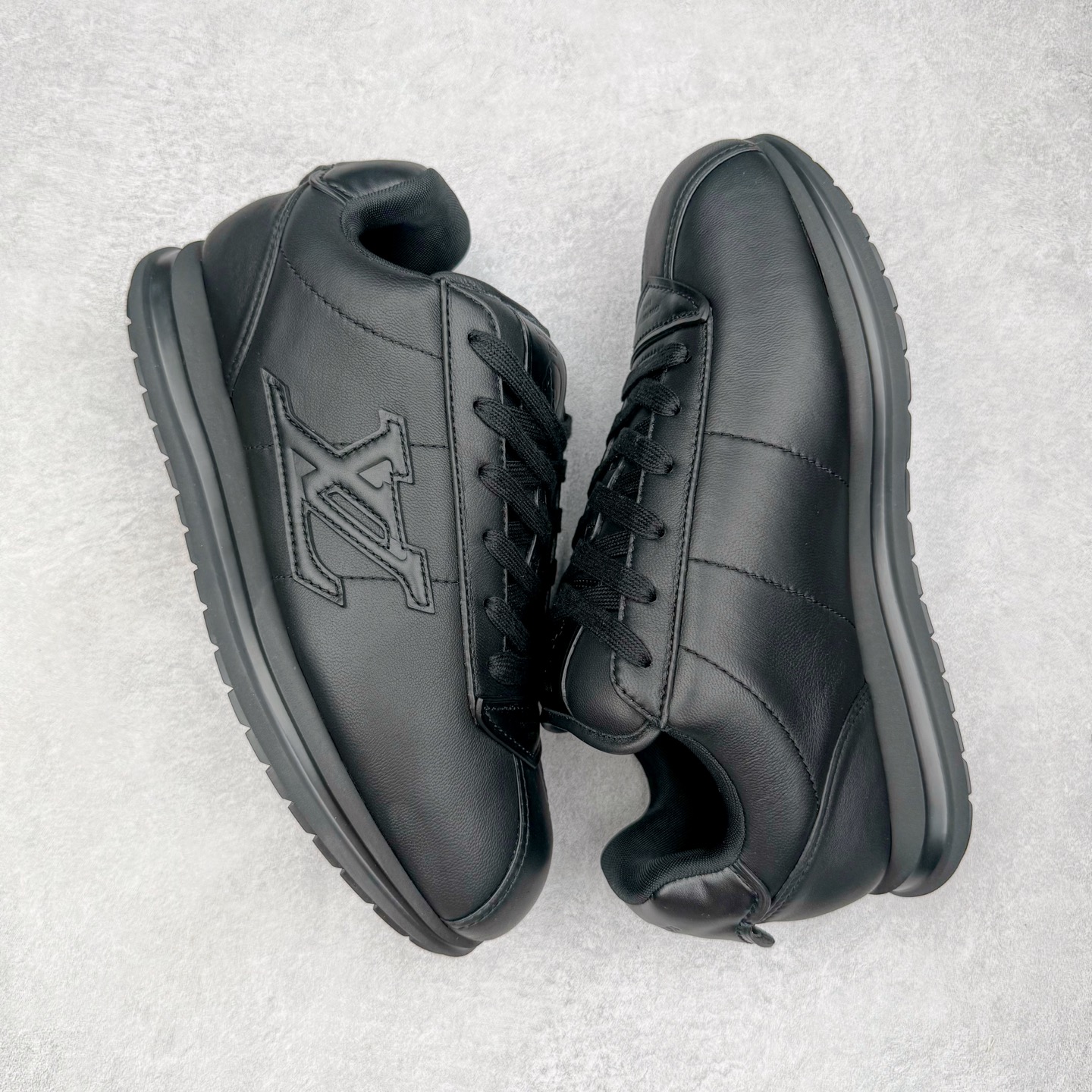 图片[3]-＃GD广顶 LOUIS VUITTON x Nigo lv联名款 Buttersoft 牛皮革羊皮革 FW25 图案压纹 圆头系带 低帮 生活休闲鞋 男女同款 白色 外贸零售特供批次 2023全新纸板数据 印花高频效果碾压市面 市售天花板产物 耗时半年巨作 全套原厂新版原纸板楦头开发 原厂特供皮料加持 市场所有版本中综合最强的货品 GD实力大厂出品 全网最全配色更新最快 最成熟的做工稳定的品控 完美鞋型超高的清洁度 零毛边线头瑕疵 全套原楦原纸版原鞋开模 全网最具灵魂的版型 正确原装黄色鞋盒 正确中底印花 鞋面印花3D高频深度立体 全鞋电脑针车 紧密相连 针距密度一致 环保乳胶注塑鞋垫 厚度脚感还原原版 皮面裁剪部位 统一油边封口工艺 原装橡胶大底含胶量大底组合零偏差 专柜全套包装 防尘袋 说明书 质保卡 男女鞋 尺码：35 36 37 38 39 40 41 42 43 44 45-选品中心