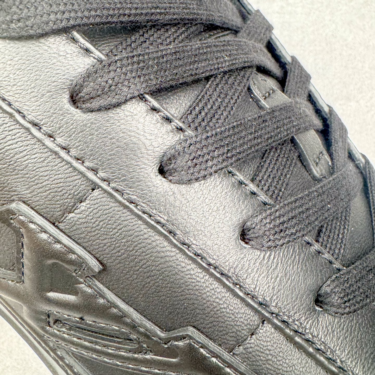 图片[14]-＃GD广顶 LOUIS VUITTON x Nigo lv联名款 Buttersoft 牛皮革羊皮革 FW25 图案压纹 圆头系带 低帮 生活休闲鞋 男女同款 白色 外贸零售特供批次 2023全新纸板数据 印花高频效果碾压市面 市售天花板产物 耗时半年巨作 全套原厂新版原纸板楦头开发 原厂特供皮料加持 市场所有版本中综合最强的货品 GD实力大厂出品 全网最全配色更新最快 最成熟的做工稳定的品控 完美鞋型超高的清洁度 零毛边线头瑕疵 全套原楦原纸版原鞋开模 全网最具灵魂的版型 正确原装黄色鞋盒 正确中底印花 鞋面印花3D高频深度立体 全鞋电脑针车 紧密相连 针距密度一致 环保乳胶注塑鞋垫 厚度脚感还原原版 皮面裁剪部位 统一油边封口工艺 原装橡胶大底含胶量大底组合零偏差 专柜全套包装 防尘袋 说明书 质保卡 男女鞋 尺码：35 36 37 38 39 40 41 42 43 44 45-选品中心