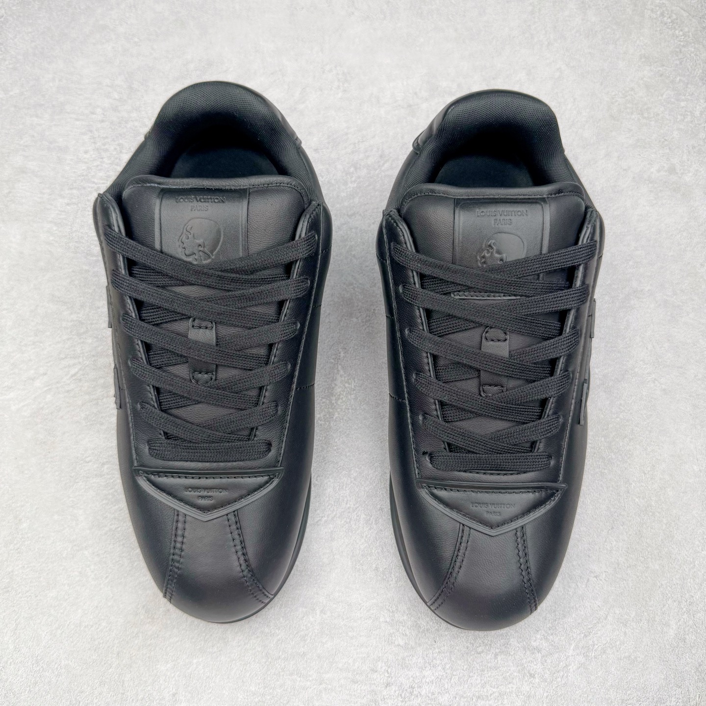 图片[2]-＃GD广顶 LOUIS VUITTON x Nigo lv联名款 Buttersoft 牛皮革羊皮革 FW25 图案压纹 圆头系带 低帮 生活休闲鞋 男女同款 白色 外贸零售特供批次 2023全新纸板数据 印花高频效果碾压市面 市售天花板产物 耗时半年巨作 全套原厂新版原纸板楦头开发 原厂特供皮料加持 市场所有版本中综合最强的货品 GD实力大厂出品 全网最全配色更新最快 最成熟的做工稳定的品控 完美鞋型超高的清洁度 零毛边线头瑕疵 全套原楦原纸版原鞋开模 全网最具灵魂的版型 正确原装黄色鞋盒 正确中底印花 鞋面印花3D高频深度立体 全鞋电脑针车 紧密相连 针距密度一致 环保乳胶注塑鞋垫 厚度脚感还原原版 皮面裁剪部位 统一油边封口工艺 原装橡胶大底含胶量大底组合零偏差 专柜全套包装 防尘袋 说明书 质保卡 男女鞋 尺码：35 36 37 38 39 40 41 42 43 44 45-选品中心